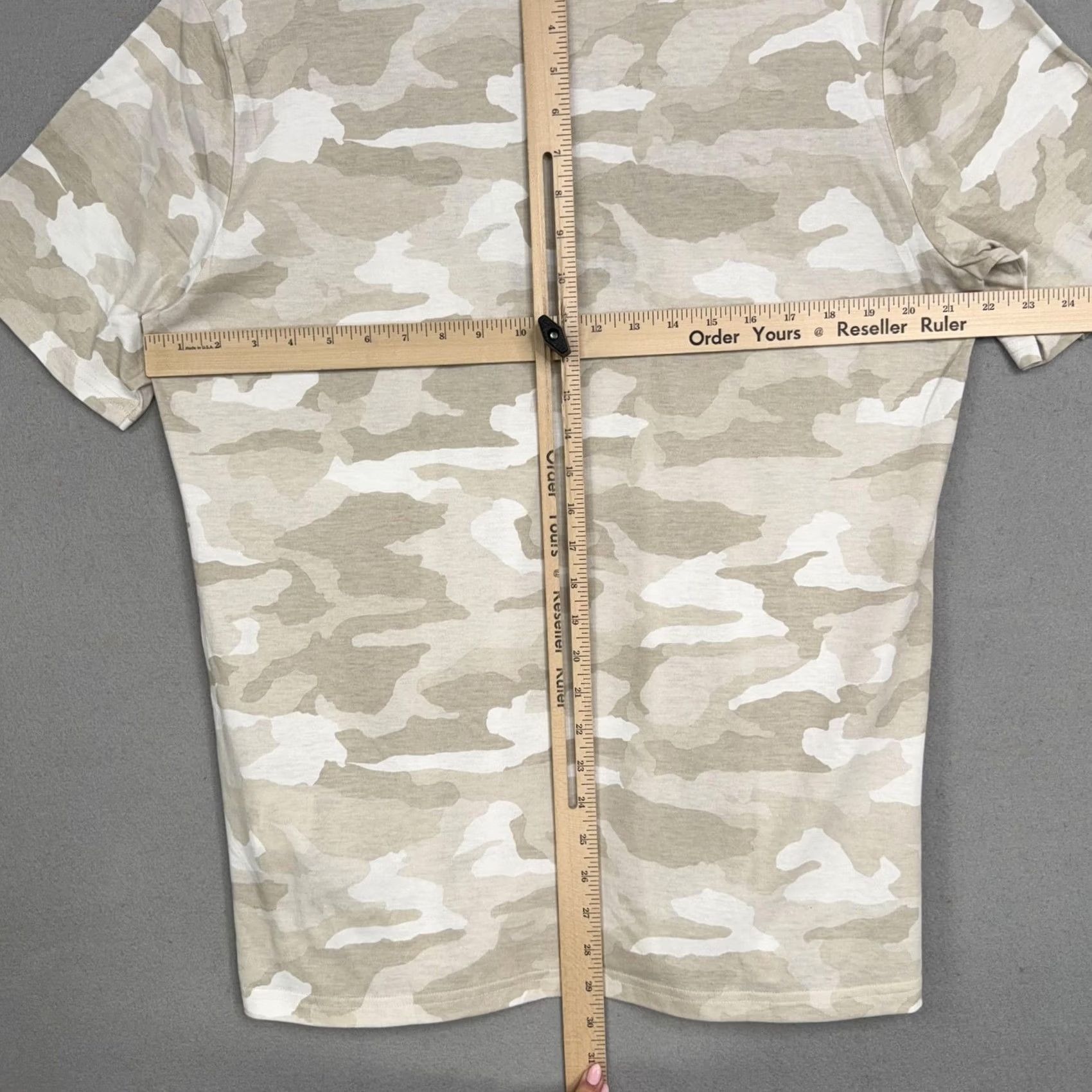 Under Armour Under Armour Shirt Mens Large Beige Camo The Hills Country Club Golf Lakeway NWT Size US L / EU 52-54 / 3 - 7 Thumbnail