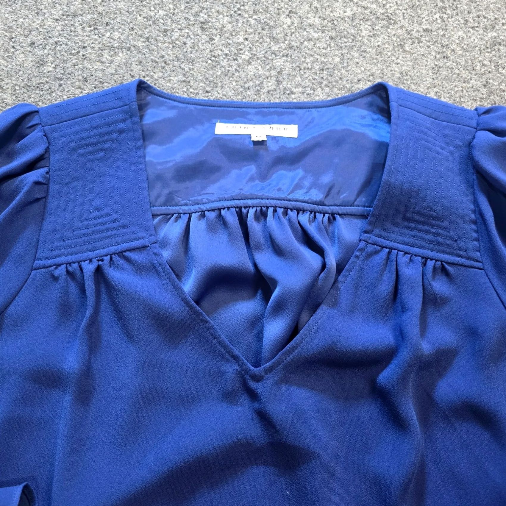 Trina Turk Trina Turk Top Blouse Womens Medium Blue V-Neck Lined Pleated Back Casual Shirt Size M / US 6-8 / IT 42-44 - 2 Thumbnail
