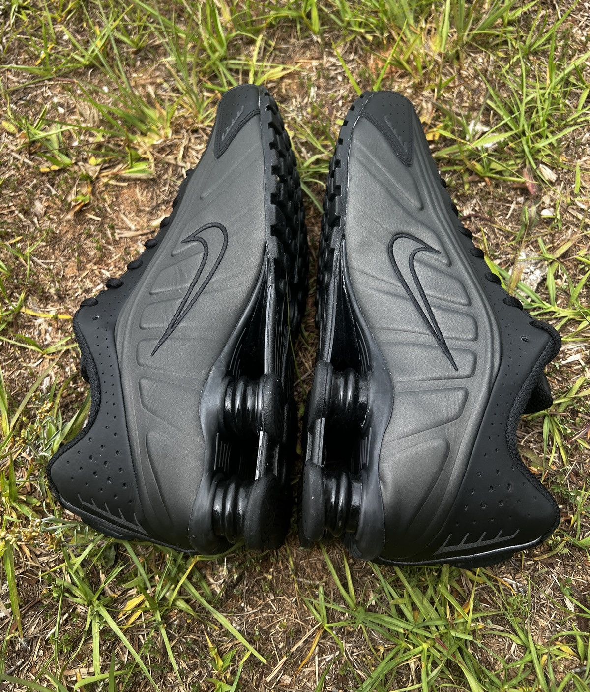 Nike CLEAN Nike size 10.5 Mens Shox R4 Triple Black shoes Size US 10.5 / EU 43-44 - 9 Thumbnail