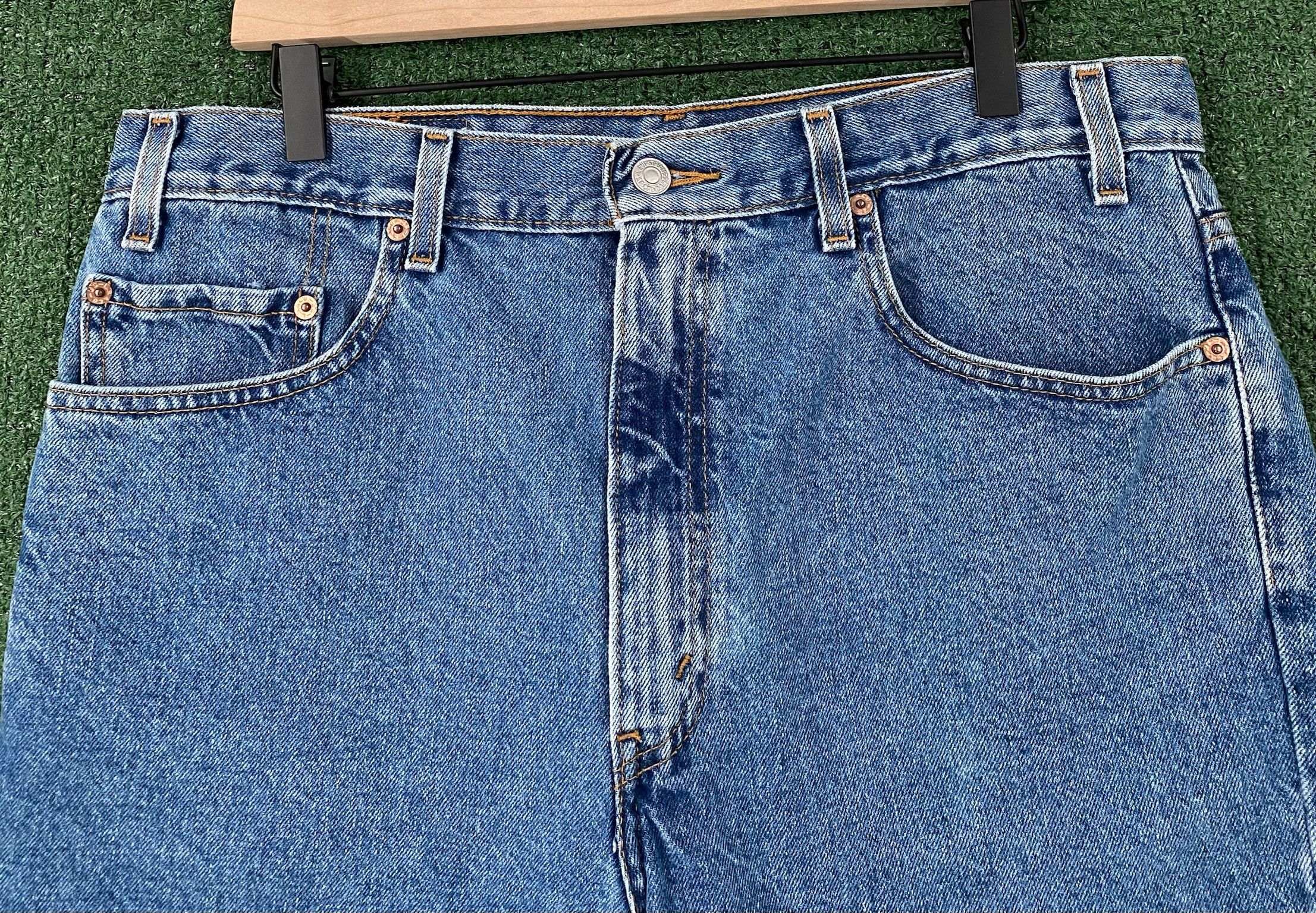 Levi's 90’s Levi’s 505 Medium Wash Denim Jean Shorts Jorts 35 Size US 35 - 2 Thumbnail