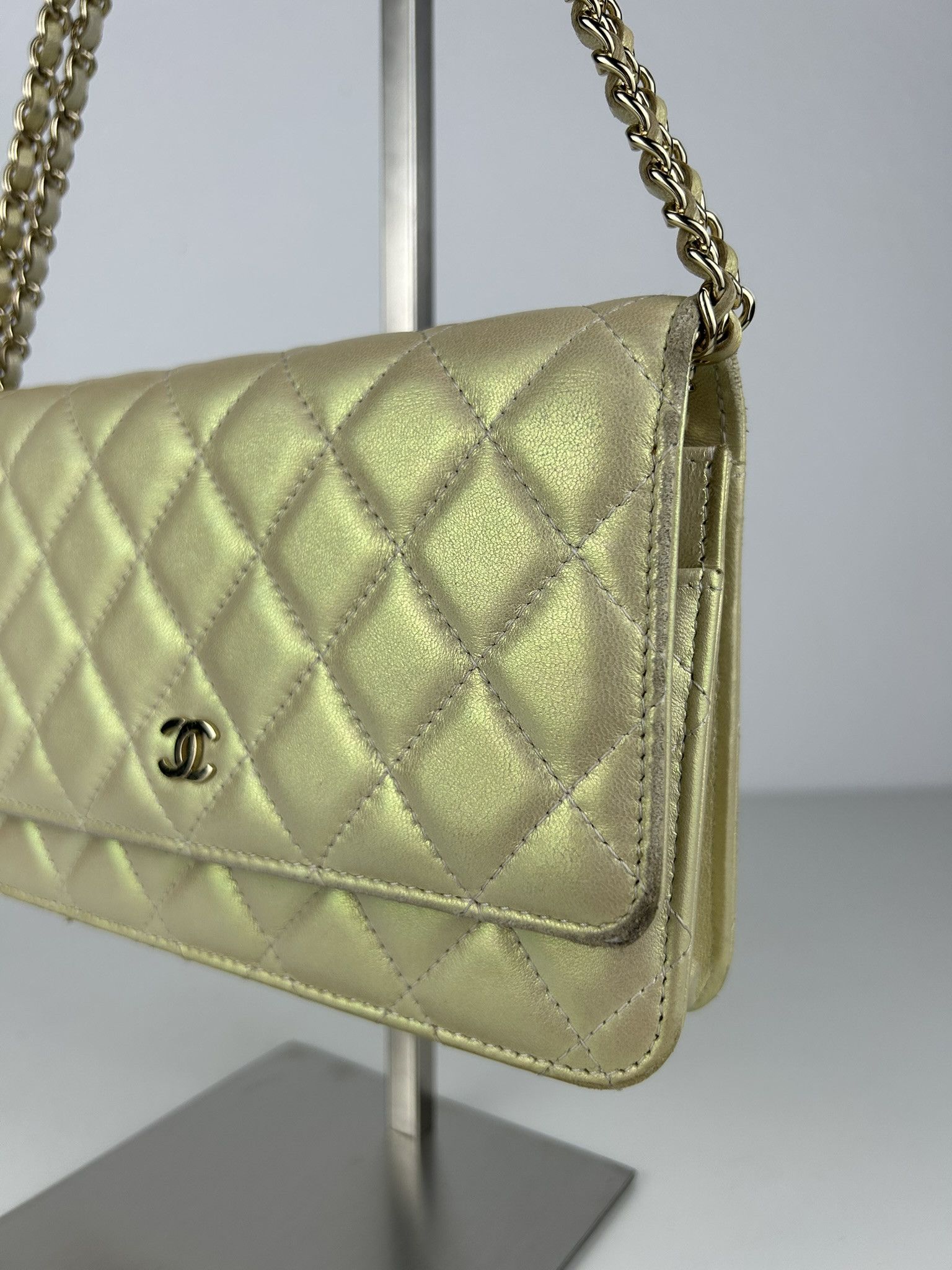 Chanel 2020 Chanel gold metallic matelasse wallet on chain Size ONE SIZE - 11 Thumbnail