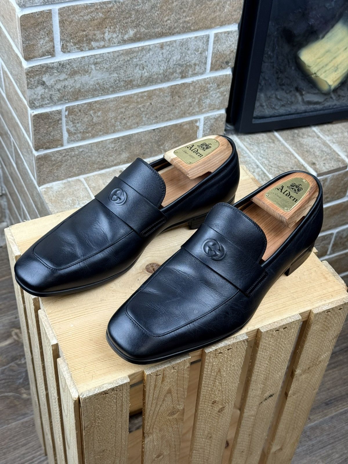 Gucci Gucci GG Black Leather Loafers Embossed Logo Size US 7.5 / EU 40-41 - 3 Thumbnail