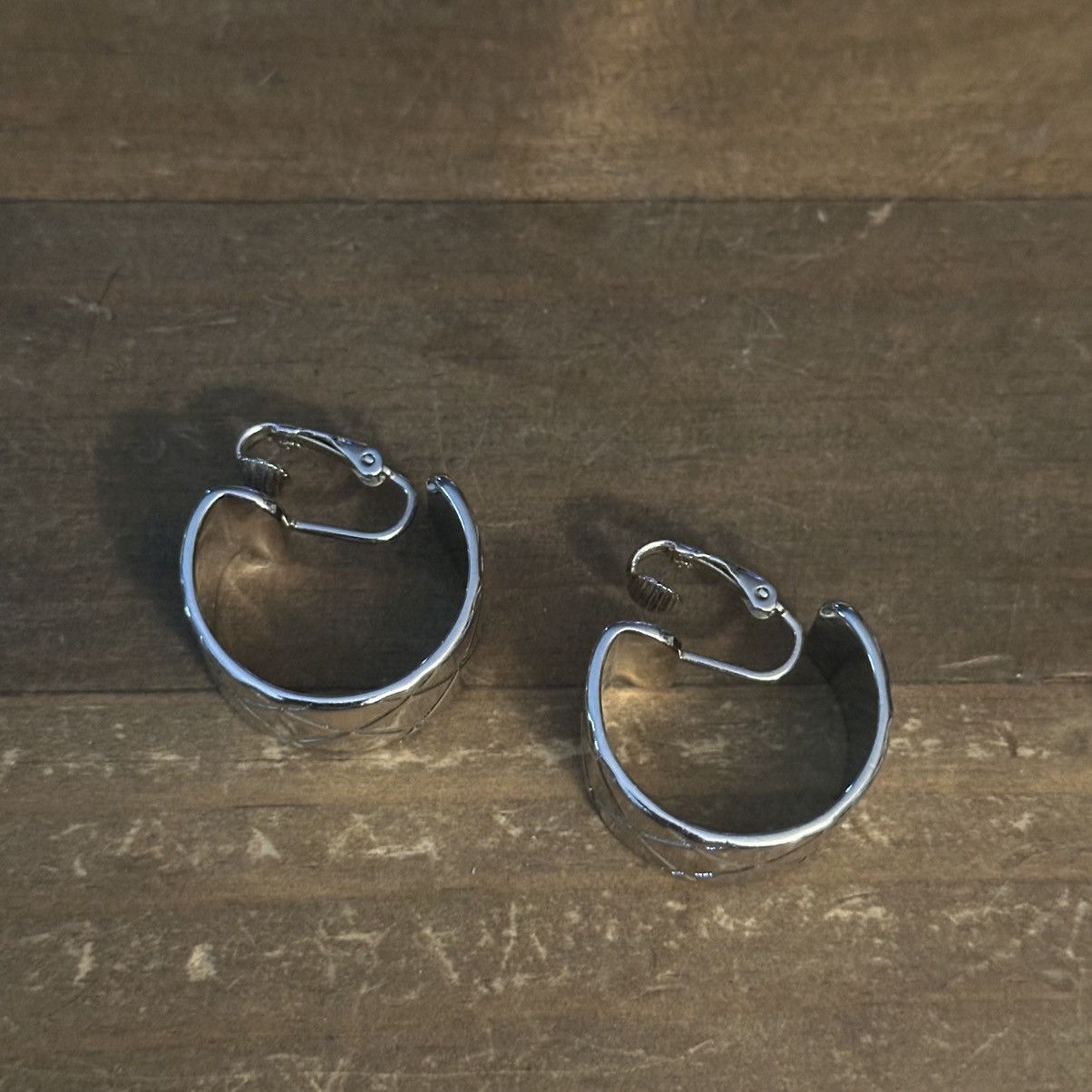Vintage Vintage chunky silver tone quilt etched clip on hoop earring Size ONE SIZE - 5 Thumbnail