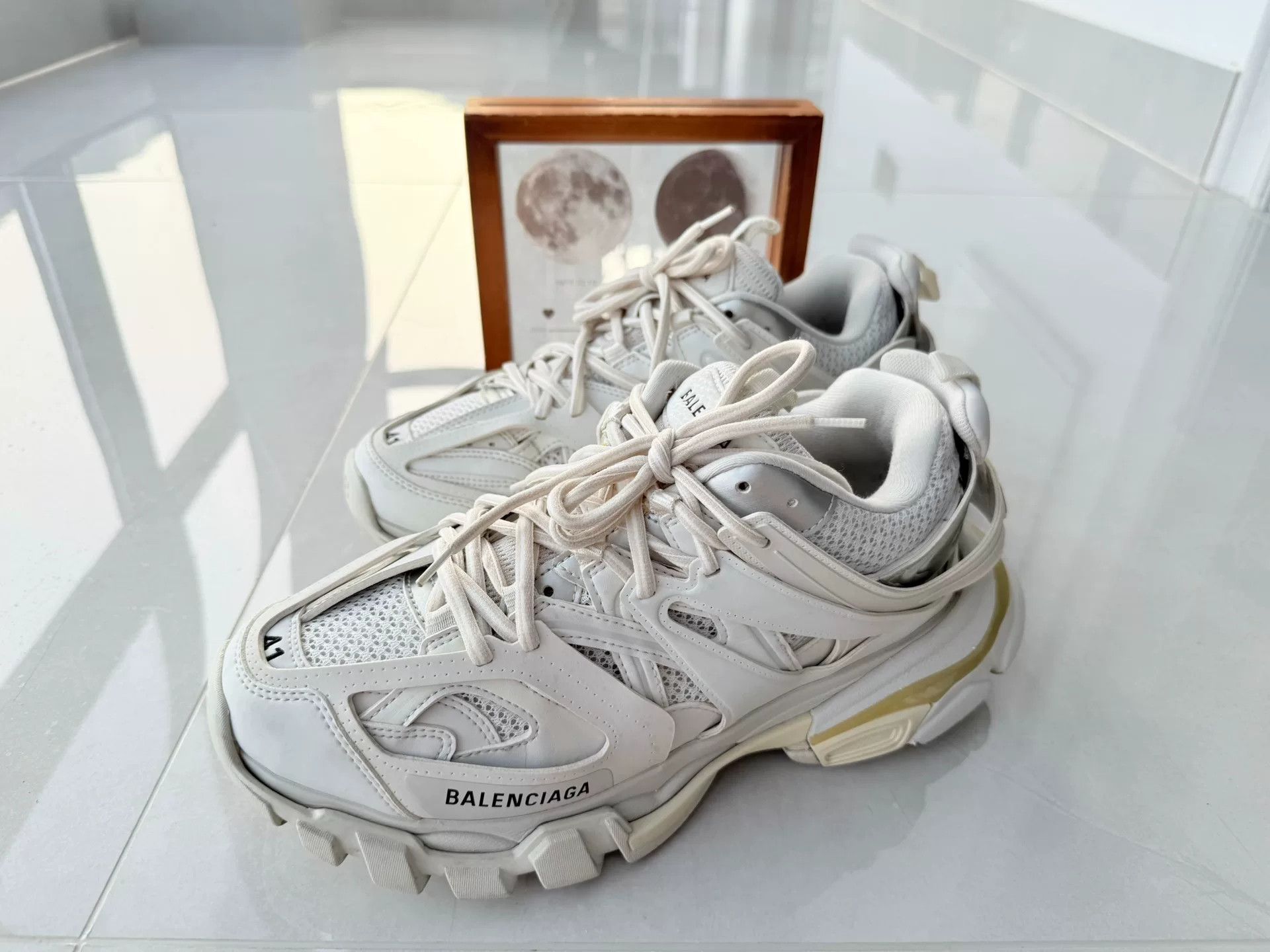 Balenciaga Balenciaga White Lowtop Sneakers 8 Men Size US 8 / EU 41 - 1 Thumbnail
