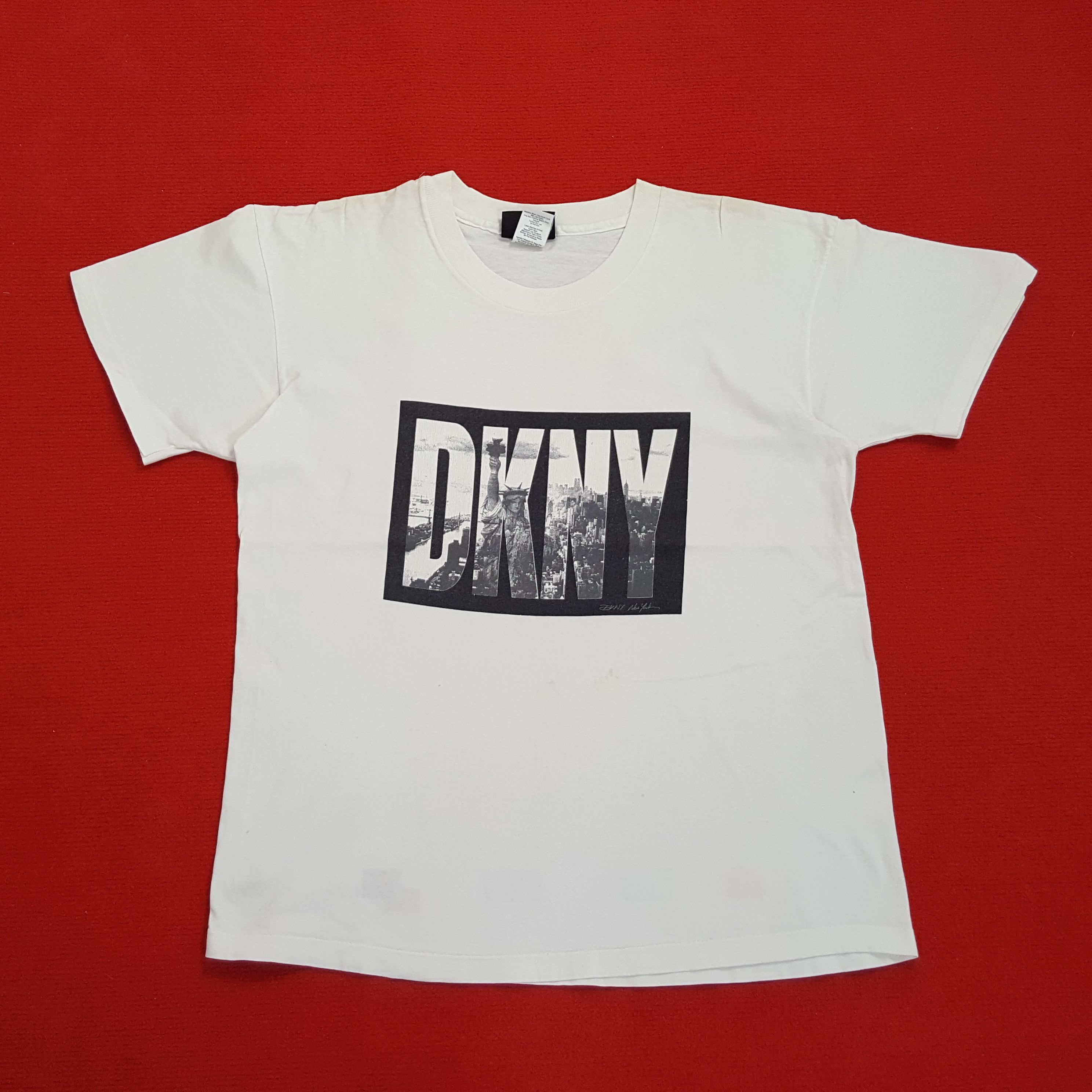 DKNY × Vintage DKNY Center Design Streetwear Style Tshirt Size US L / EU 52-54 / 3 - 1 Thumbnail