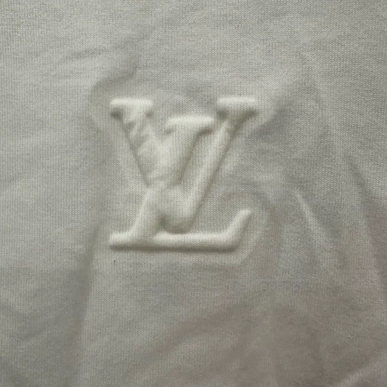 Louis Vuitton Louis Vuitton Embossed logo sweatshirt Size US XL / EU 56 / 4 - 4 Thumbnail