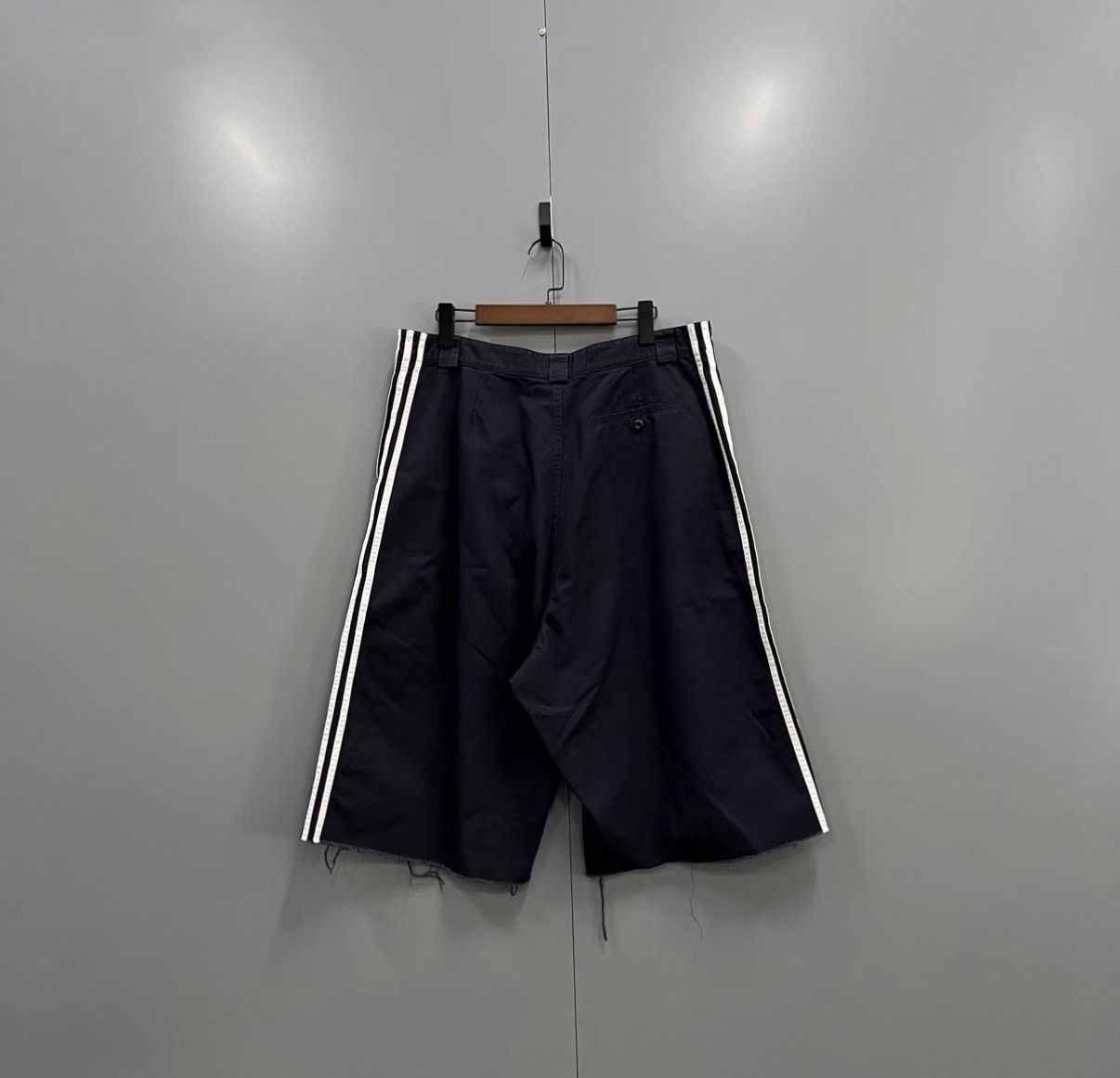 Balenciaga Balenciaga × Adidas Trefoil Logo Shorts J41 Size US 36 / EU 52 - 2 Thumbnail