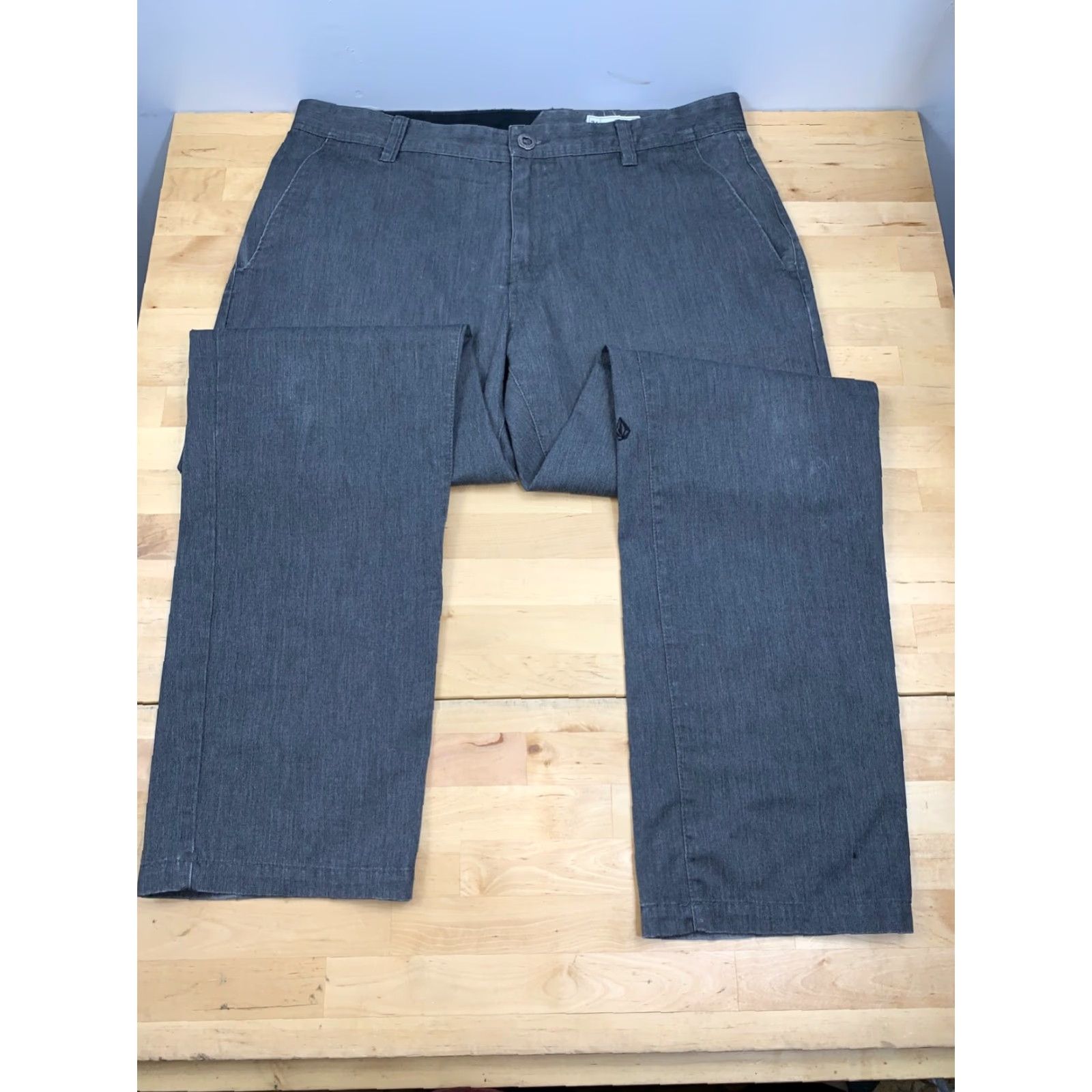 Volcom Volcom Pants Mens Chino Flat Front Tapered Leg 36 Gray Volcom Brand Pants Mens Regular 36 in Gray Vintage: No N/A Size US 36 / EU 52 - 2 Thumbnail