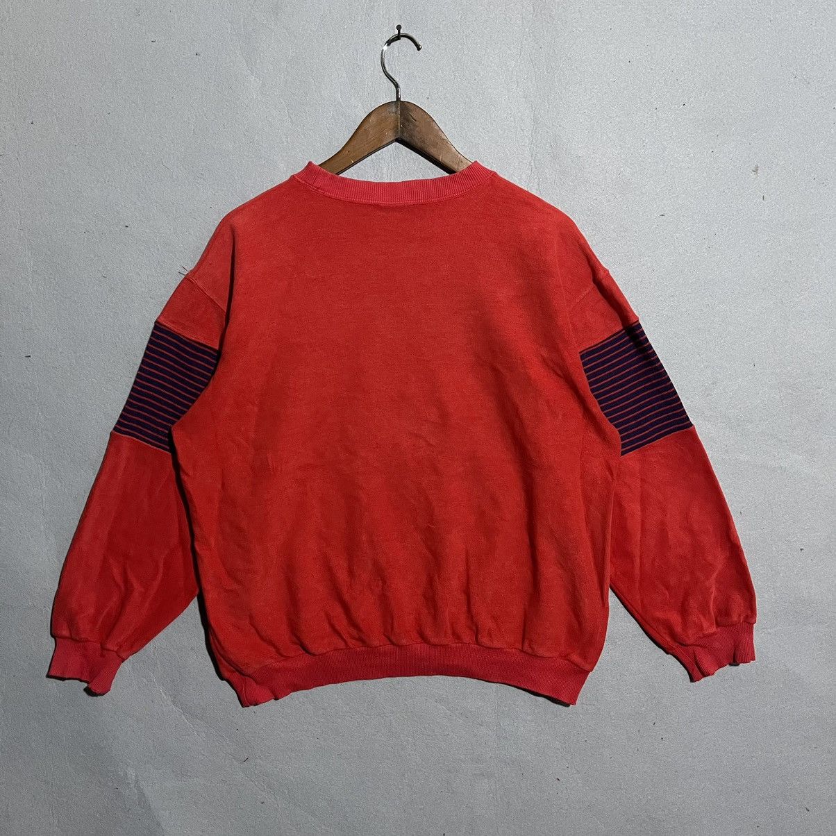 Disney Vintage Mickey Unlimited Red Sweatshirt – 1990s Disney Size US L / EU 52-54 / 3 - 6 Thumbnail