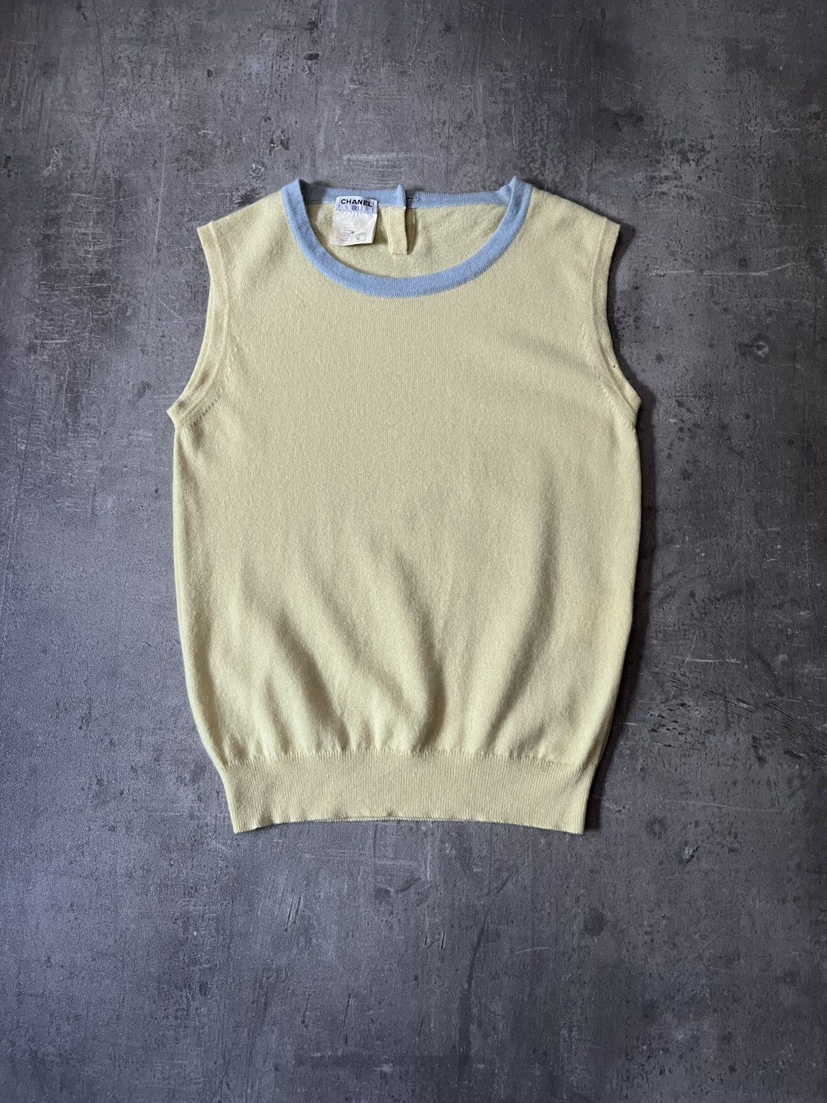 Chanel Chanel vintage cashmere yellow sleeveless sweater Size M / US 6-8 / IT 42-44 - 1 Thumbnail
