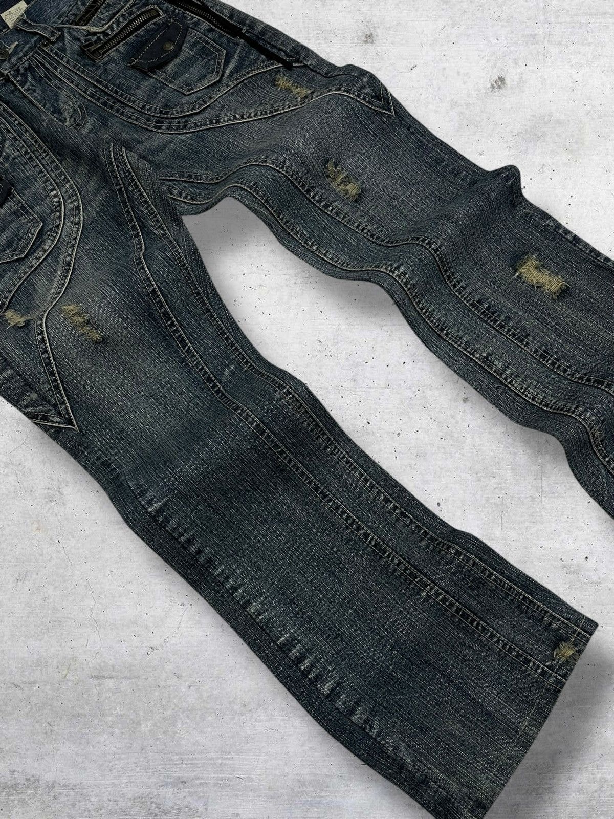 In The Attic IN THE ATTIC DISTRESSED DENIM WITH MULTIZIP POCKET DETAILING Size US 30 / EU 46 - 4 Thumbnail