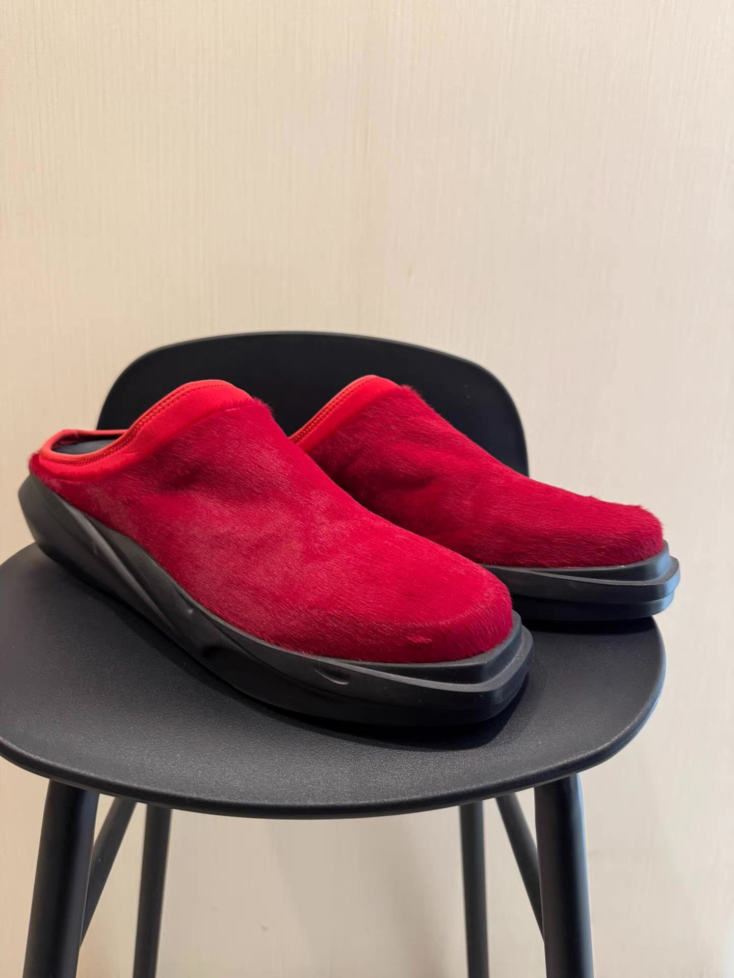 1017 ALYX 9SM 1017 ALYX 9SM horsehair slippers, mule slides。 Q8 Size US 10 / EU 43 - 1 Thumbnail
