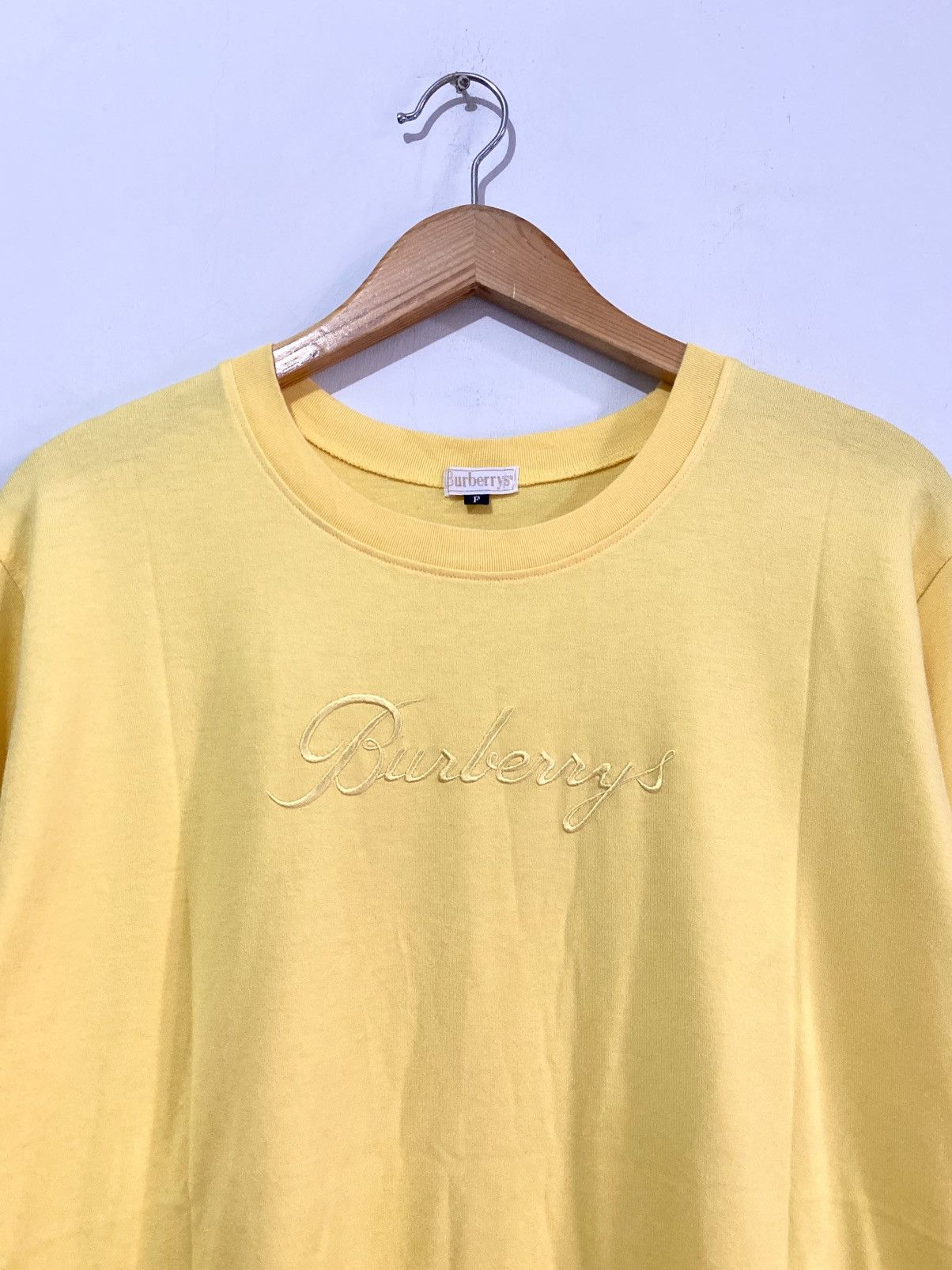 Burberry Vintage 90s Burberrys Center Script Logo Embroidered Tshirt Size US L / EU 52-54 / 3 - 1 Thumbnail