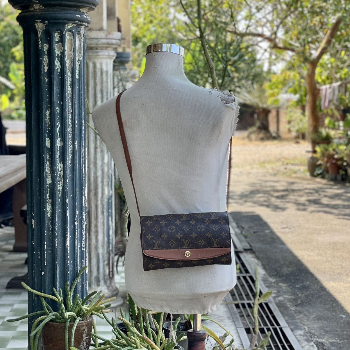 Louis Vuitton Monogram Canvas Pochette Crossbody Bag
