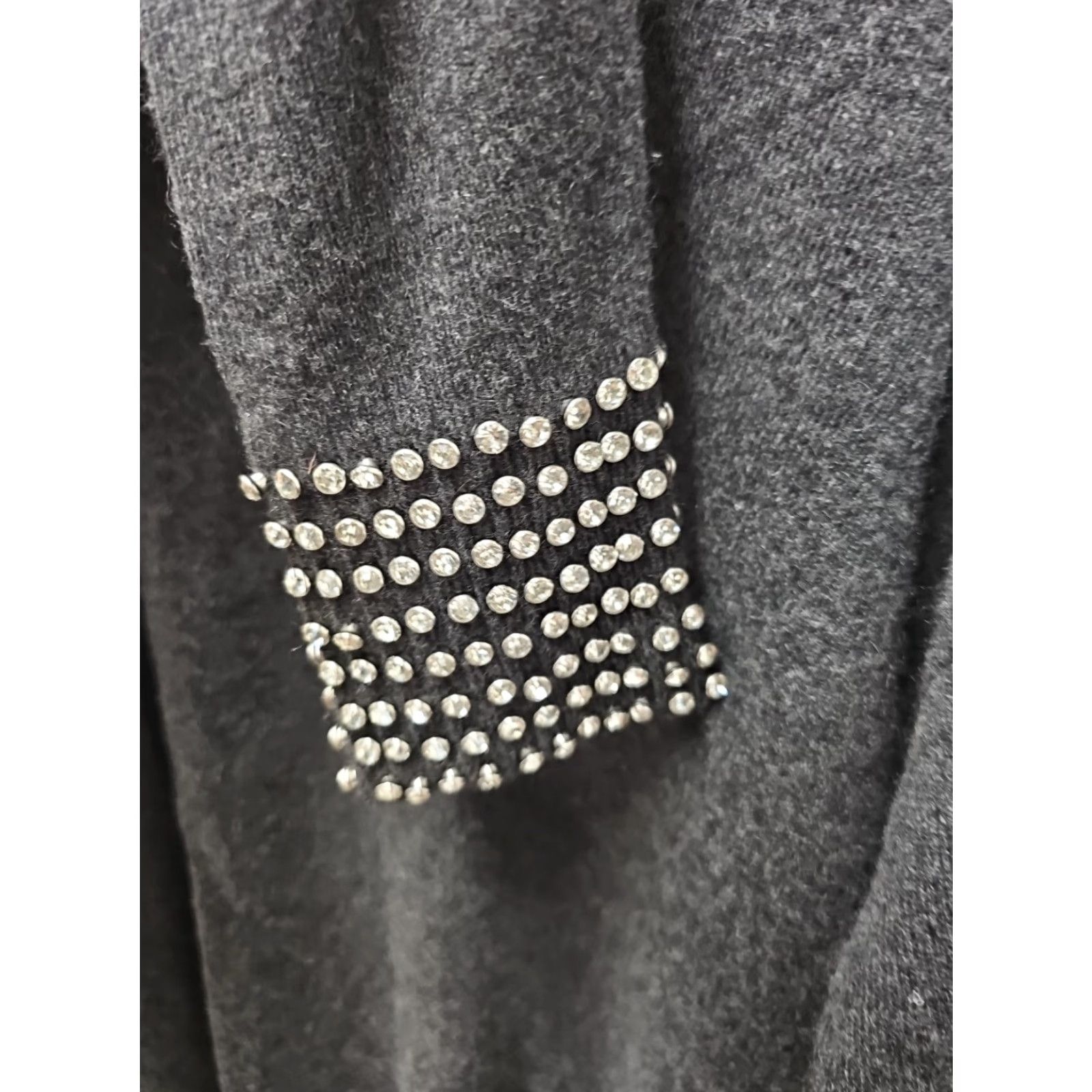Bloomingdale's C Bloomingdale's 100% Cashmere Embellished Long Sleeve Sweater Sz Medium Shirt Womens Pullover Gray 23 Chest 24.5 Length Vintage No Size M / US 6-8 / IT 42-44 - 5 Thumbnail