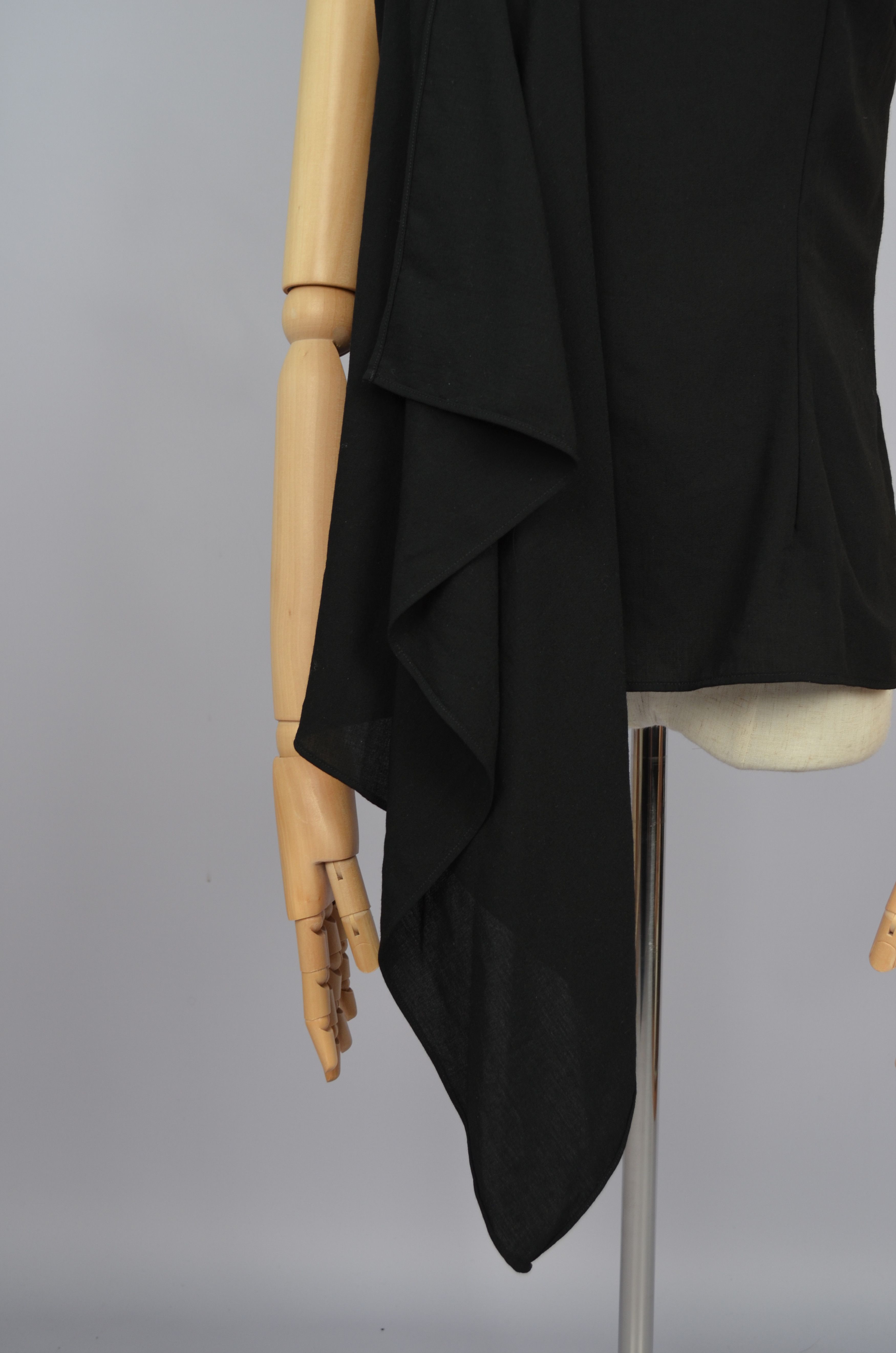 AMI × Designer AMI Wool Top Sans Manche Avec Volant Devant Top Ruffle Size S / US 4 / IT 40 - 4 Thumbnail