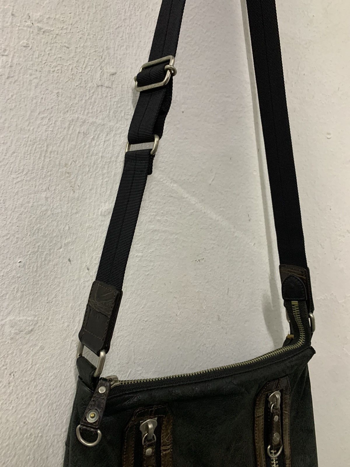 Japanese Brand Leather Sling Bag Liore Size ONE SIZE - 5 Thumbnail