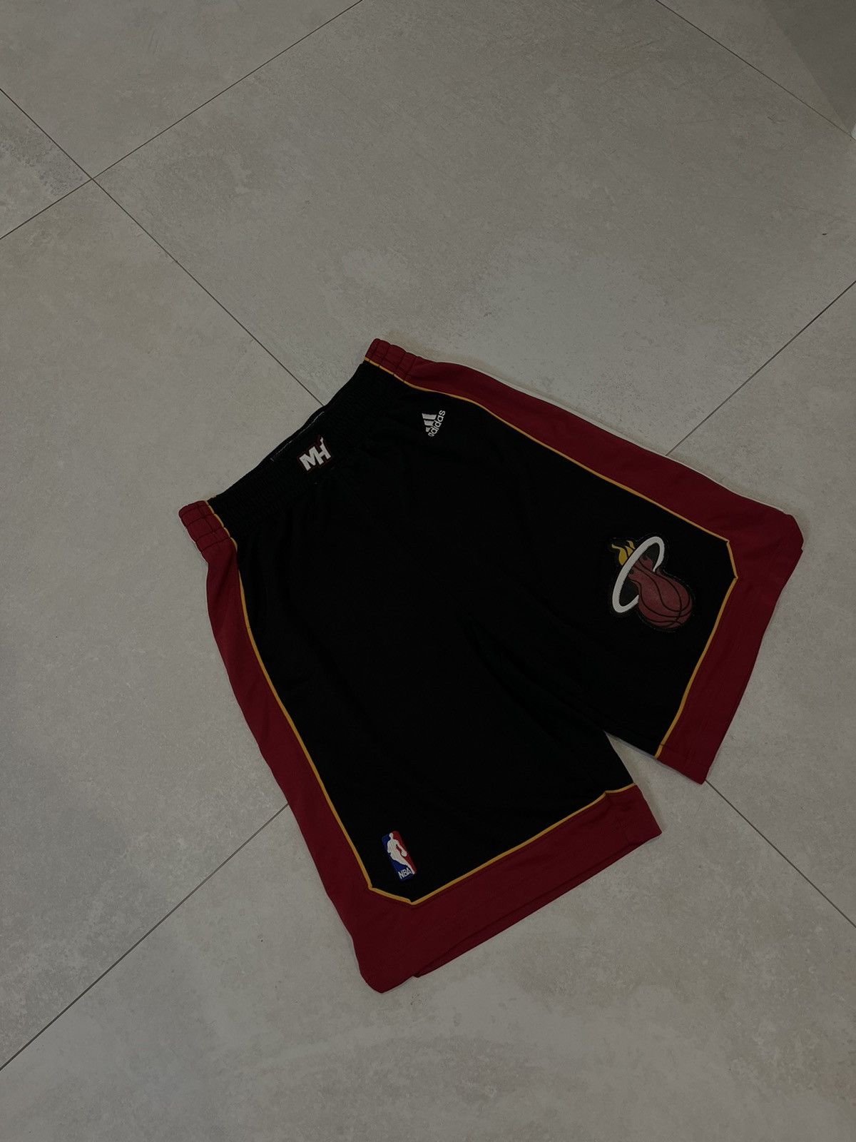 Adidas NBA MIAMI HEAT BASKETBALL SHORTS ADIDAS SIZE S ADULT BLACK Size US 32 / EU 48 - 2 Thumbnail