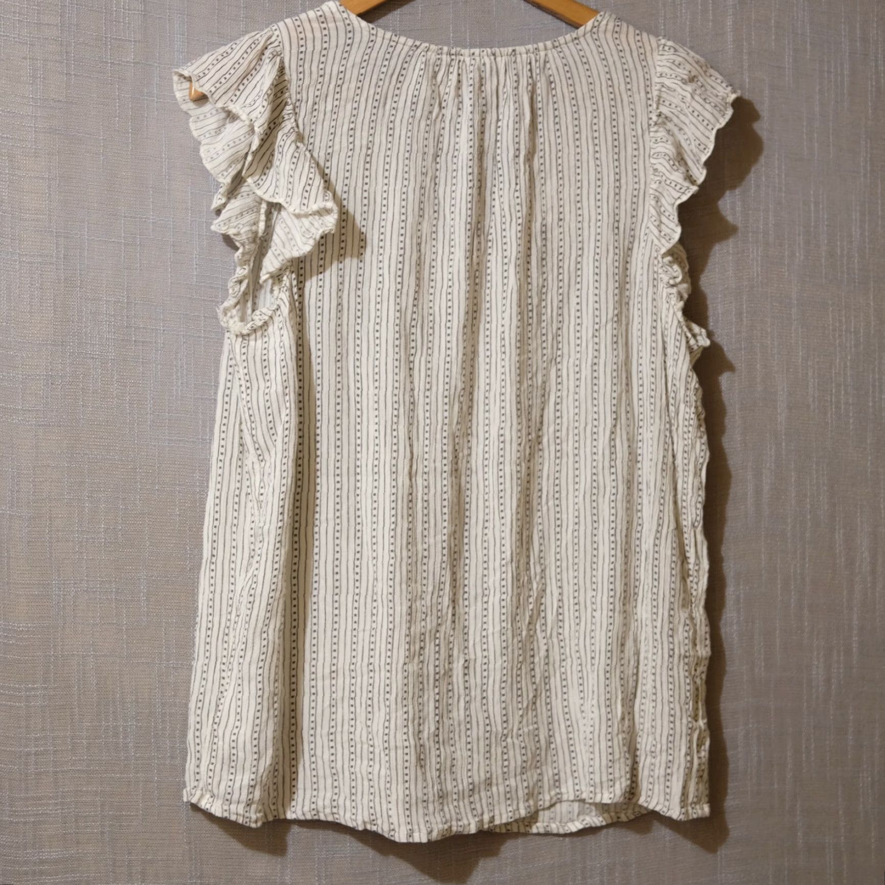 Old Navy Old Navy Blouse Shirt Women's L Tall Ivory/Grey RuffleTop Spuer Soft Lightweight Knit V-Neck Short Sleeve Bohemian Regular Size Type: Tall Size L / US 10 / IT 46 - 4 Thumbnail