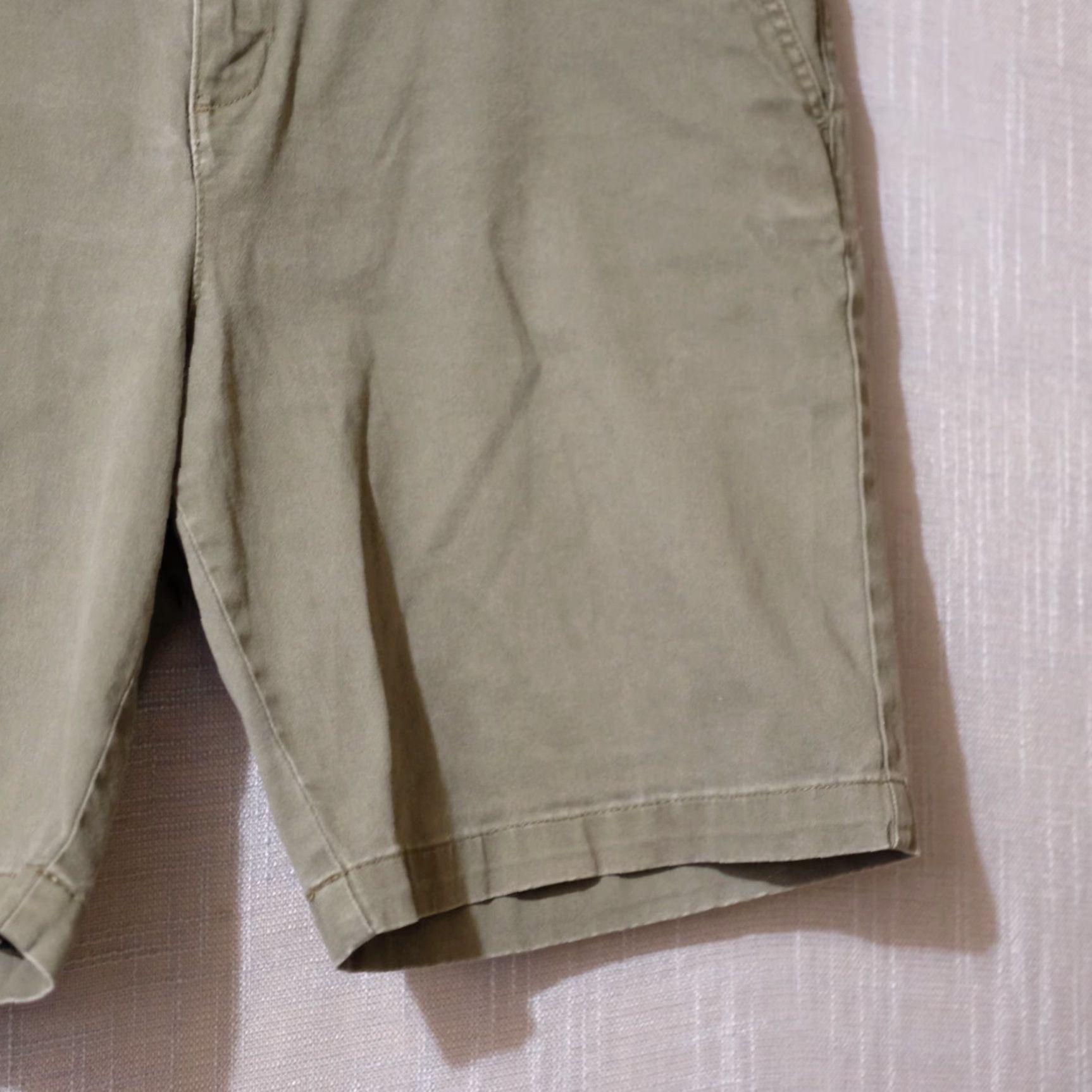 Tommy Hilfiger Tommy Hilfiger Casual Shorts Bermuda Women Size 14 Green Stretch Pockets Logo Zipper 4.75 in Inseam Casual Work Travel 90s? (no need) Size 36" / US 14 / IT 50 - 5 Thumbnail