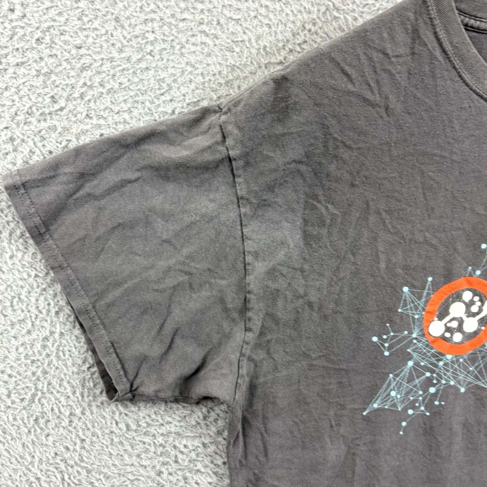 Port & Company VINTAGE Quest Software Shirt Mens XL Gray Computer Technology Short Sleeve Y2K 90s USA American 2000s Millenium Port & Company Logo Graphic T-Shirt Size US XL / EU 56 / 4 - 4 Thumbnail