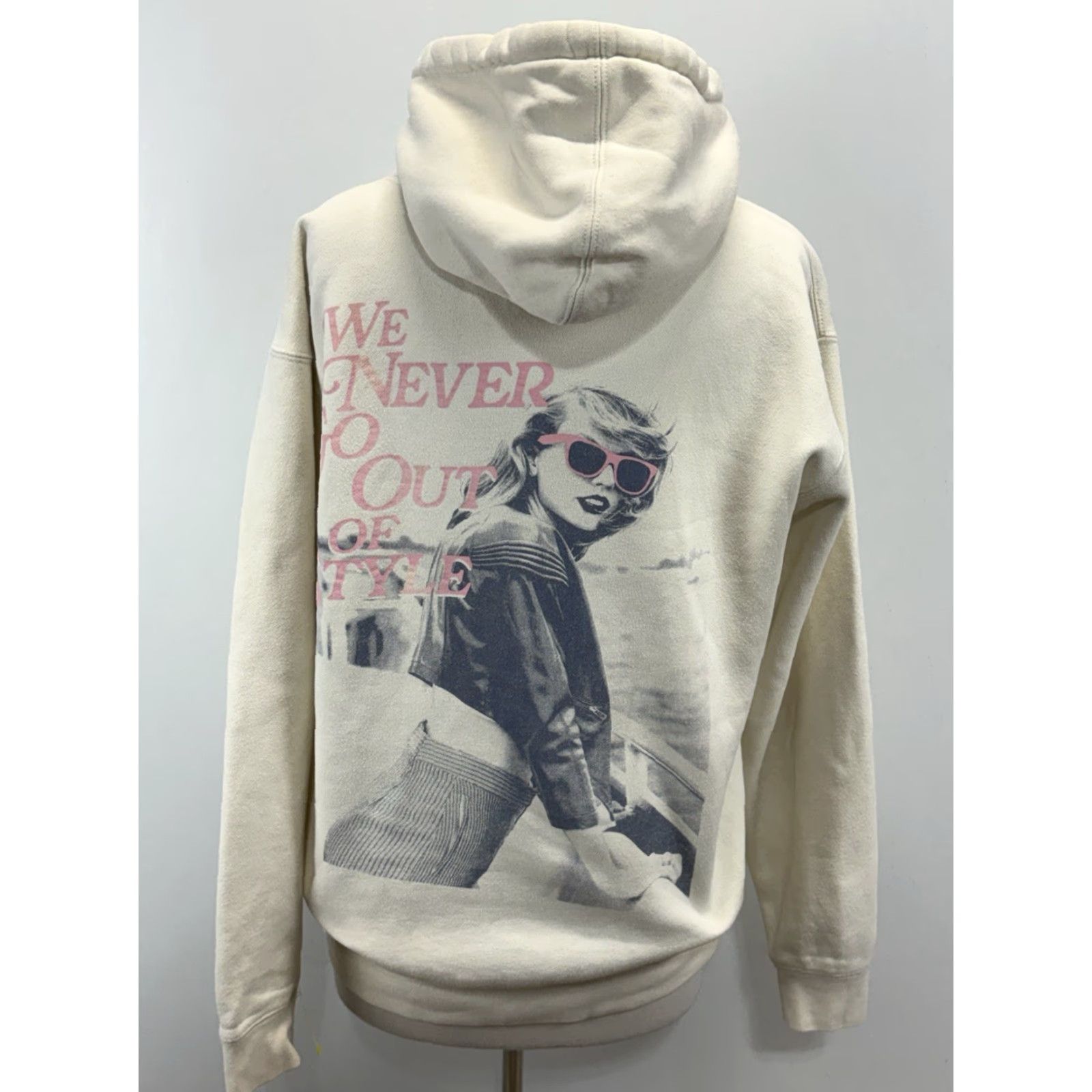 Vintage Taylor Swift 1989 Hoodie Pullover Womens Size M Ivory 1989 Band Graphic Print Hooded Sweatshirt Men? No Girls? Wait. Size M / US 6-8 / IT 42-44 - 2 Thumbnail
