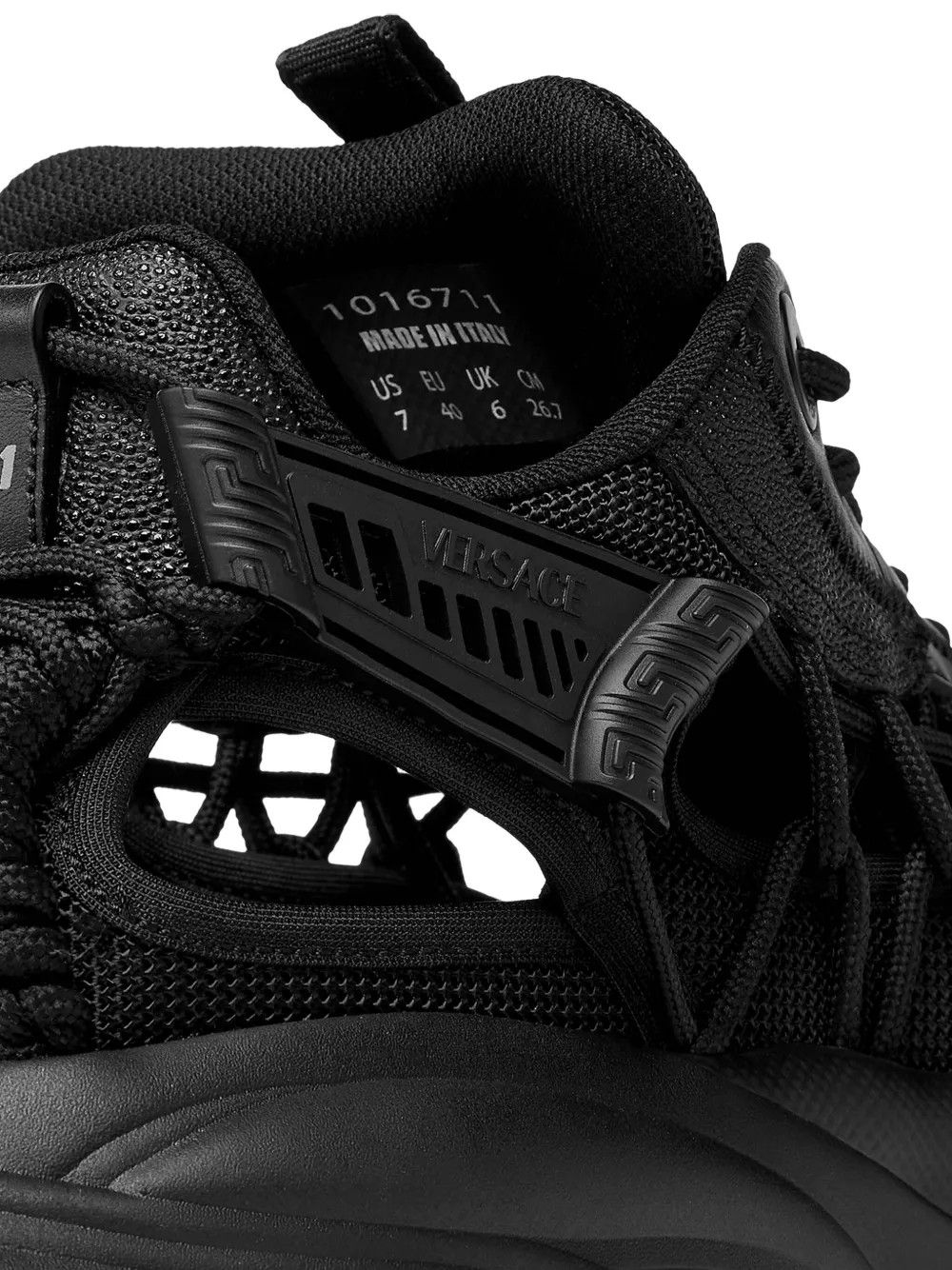 o1y0226 Low-Top Sneakers in Black