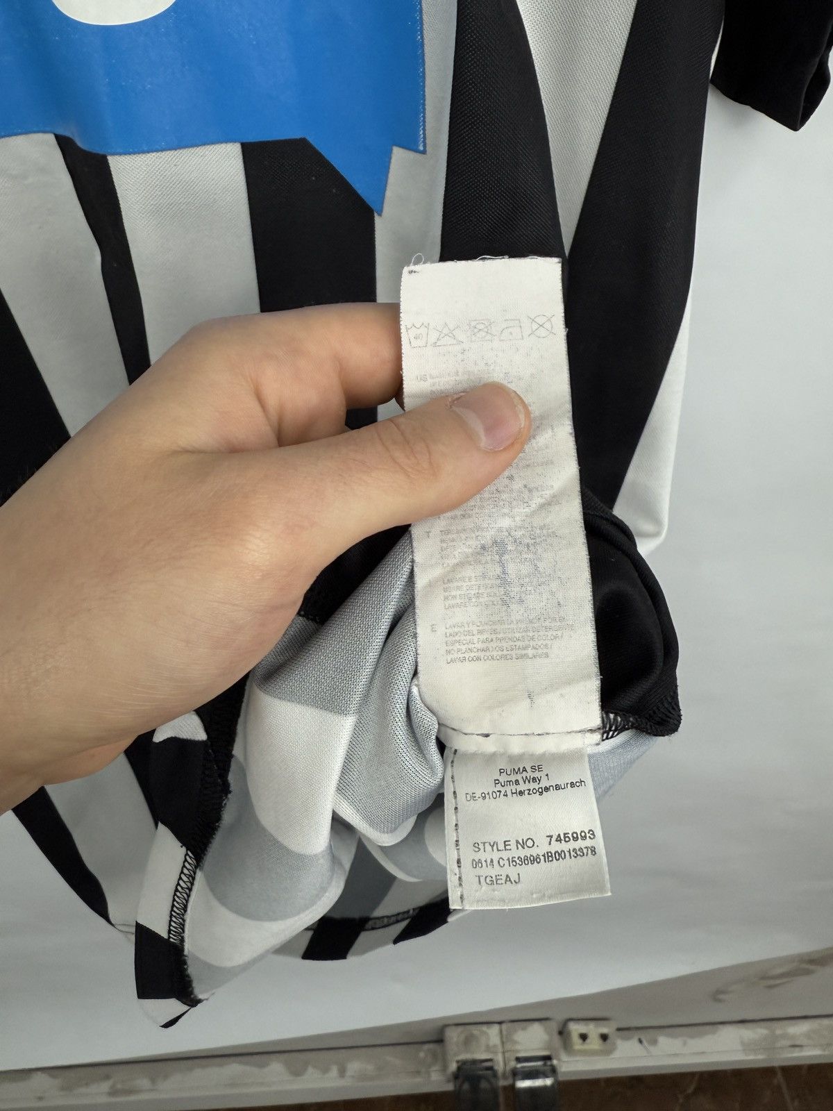 Puma 🏴󠁧󠁢󠁥󠁮󠁧󠁿 Y2K Newcastle United Puma Soccer Jersey Rare Retro Hype Size US L / EU 52-54 / 3 - 9 Thumbnail