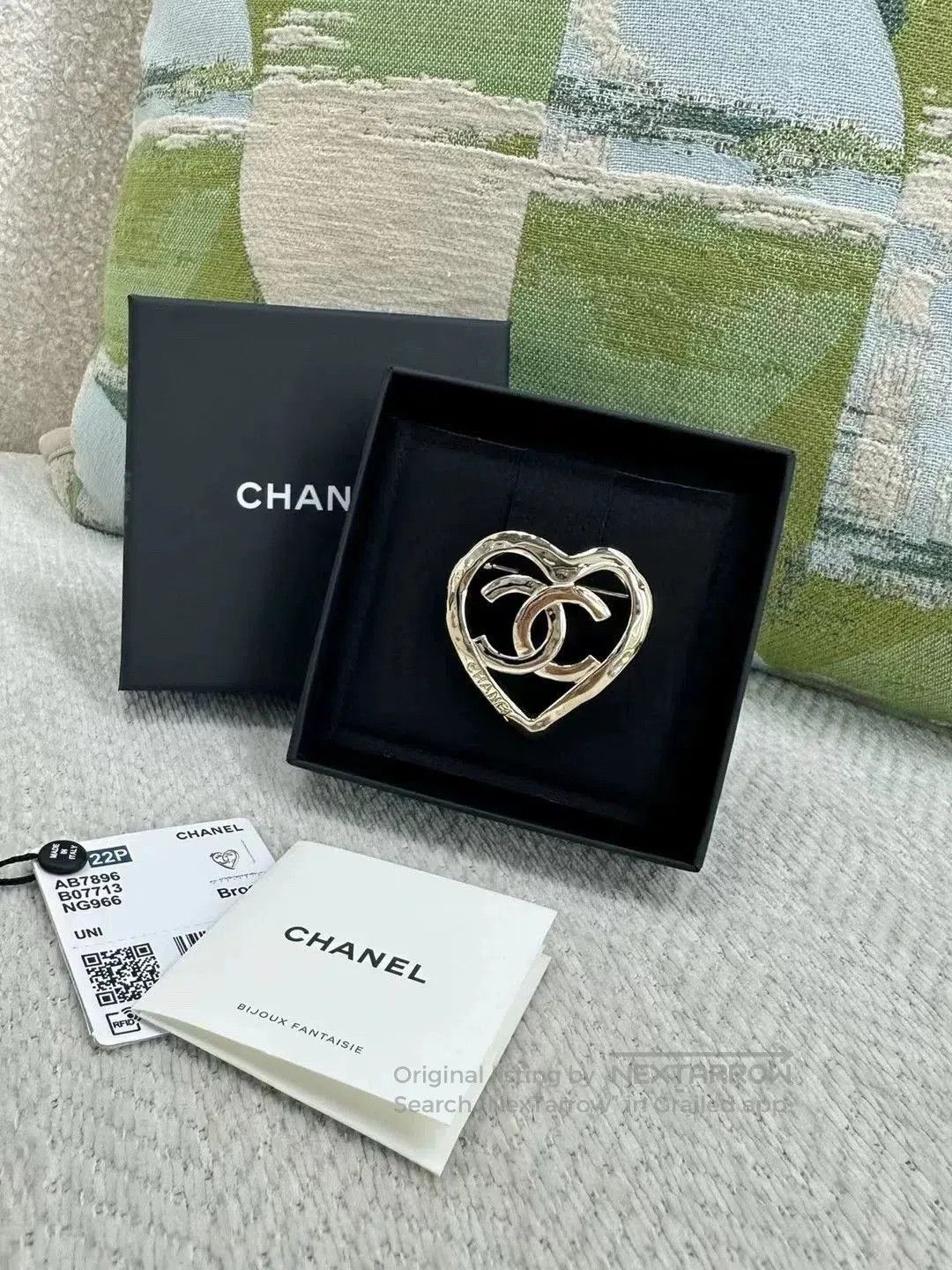 Chanel Chanel Gold Hollow Heart Brooch. Size ONE SIZE - 1 Thumbnail