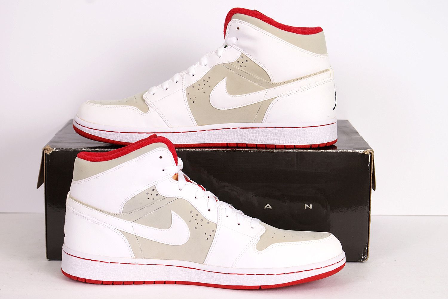 Jordan Brand 2009 Nike Air Jordan 1 Retro HARE BUGS BUNNY 374454 011 Size US 12 / EU 45 - 2 Thumbnail
