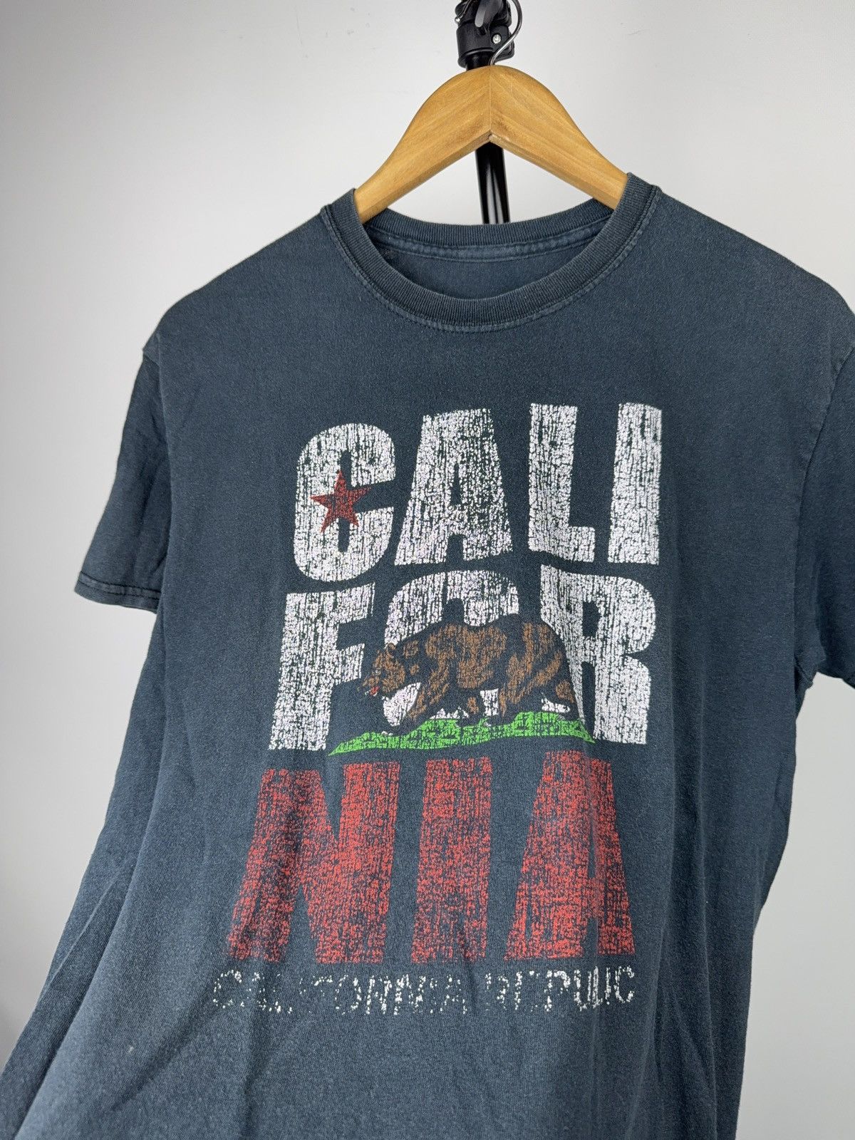 Vintage 00s Cali For Nia California Bear Distressed Graphic T-Shirt Size US M / EU 48-50 / 2 - 3 Thumbnail