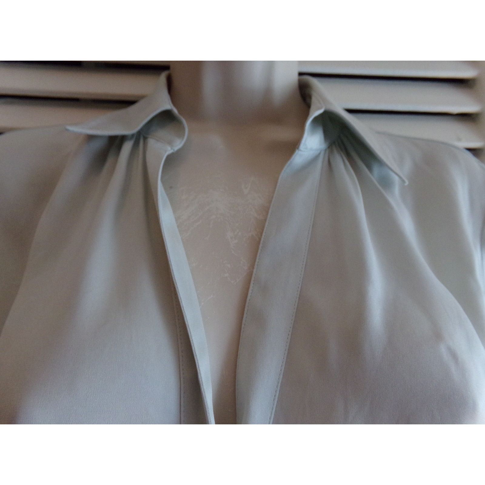 Ann Taylor Ann Taylor silk/spandex v neck button blouse 8 Perfect Size M / US 6-8 / IT 42-44 - 2 Thumbnail