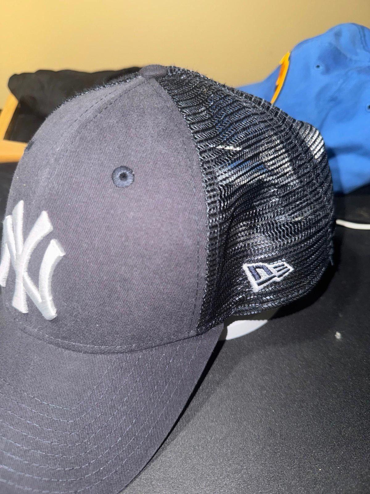 New Era New York Yankees Trucker SnapBack Hat Black Rare MLB New Era Size ONE SIZE - 3 Thumbnail