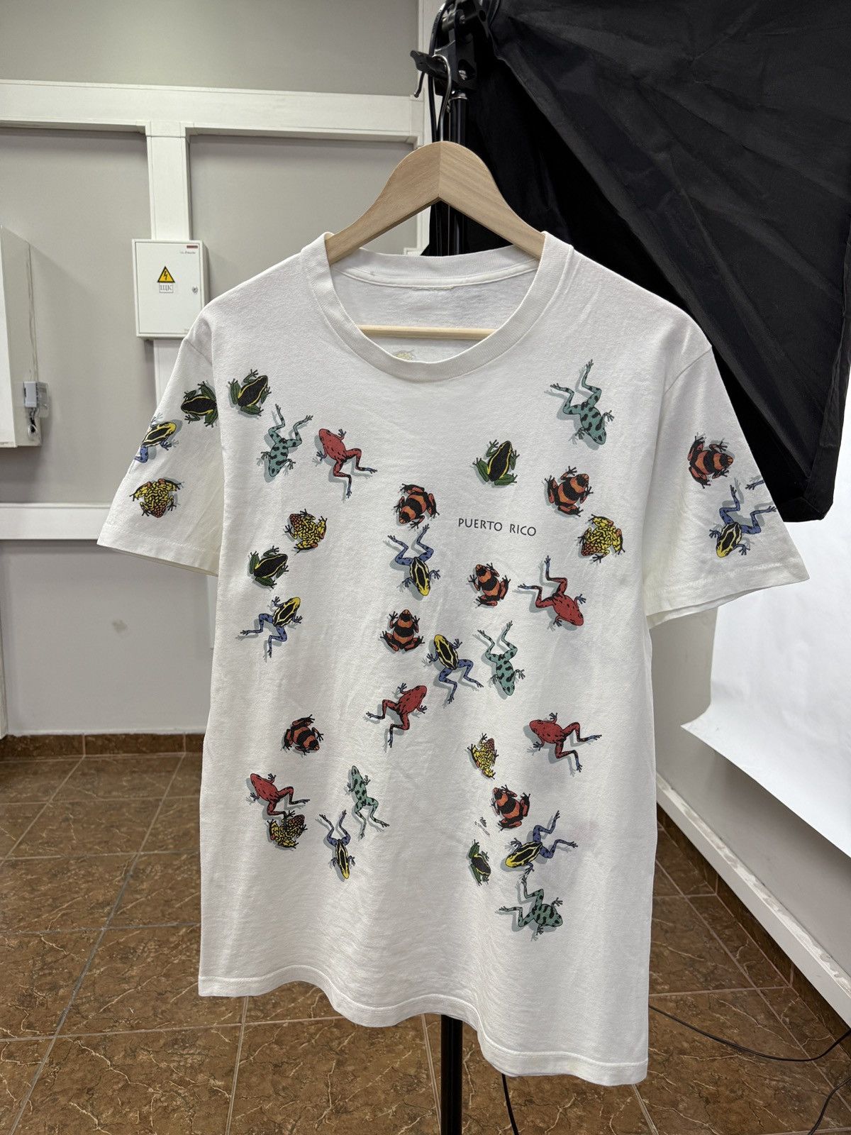 Hanes 🇵🇷🐸 Vintage 90s Dan Gilbert Poison Dart Frogs Puerto Rico Tee Size US M / EU 48-50 / 2 - 1 Thumbnail