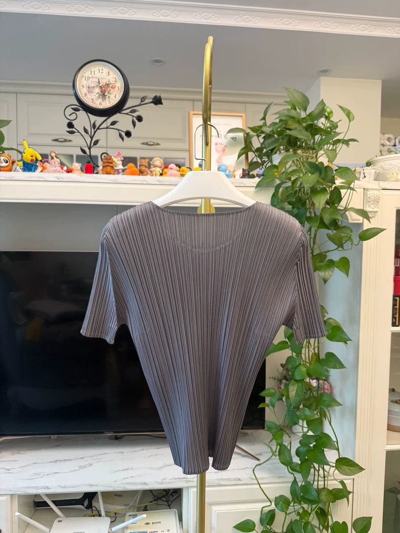 Issey Miyake Issey Miyake size:3 Grey pleated short-sleeved shirt Size XS / US 0-2 / IT 36-38 - 4 Thumbnail