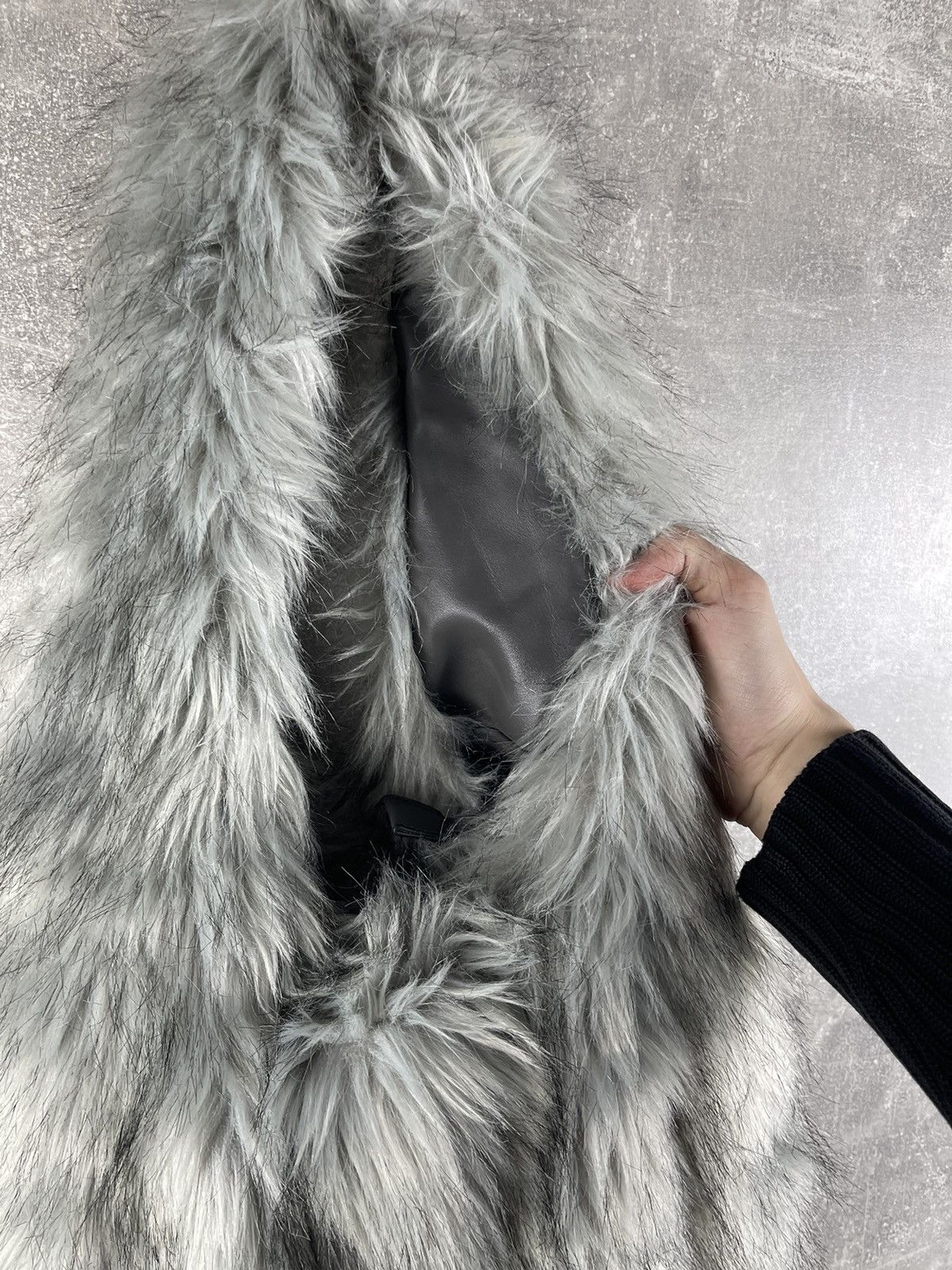 Japanese Brand Avant Garde Faux Fur Gray Shoulder Bag Y2K Style Plush Hobo Size ONE SIZE - 5 Thumbnail