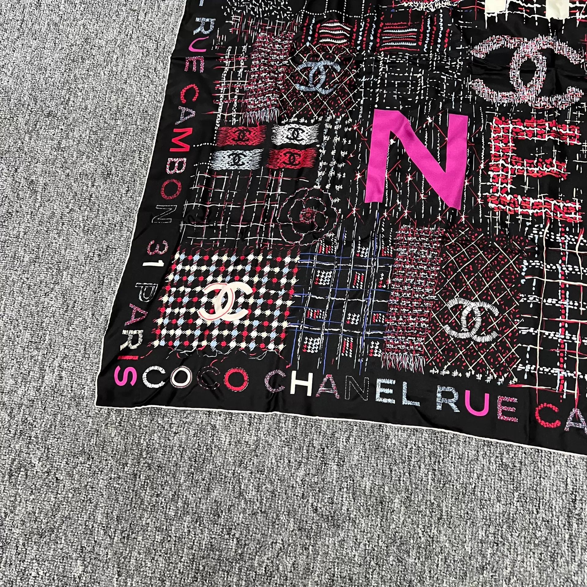 Chanel Chanel 31 Rue Cambon Colorful CC Scarf 90x90 99 New Size ONE SIZE - 4 Thumbnail