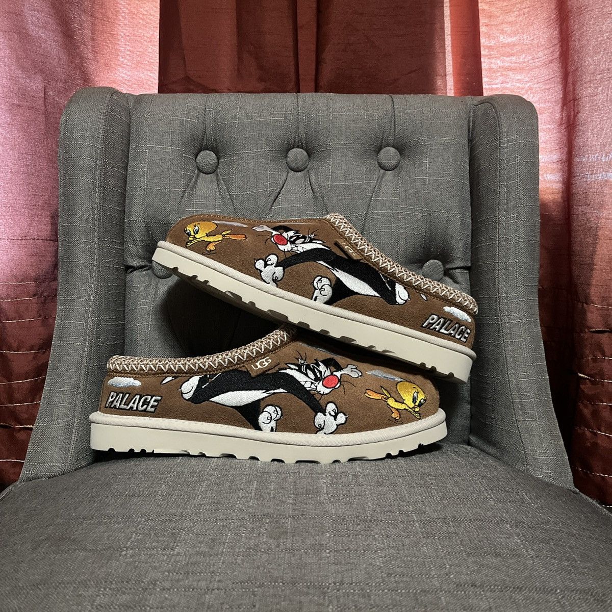 Palace × Ugg Ugg x Palace Tasman Slipper Chestnut “Looney Tunes” Size US 8 / EU 41 - 2 Thumbnail