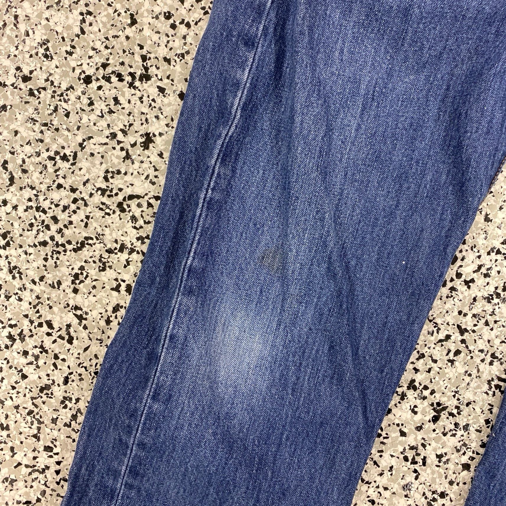Levi's VINTAGE Levi's 501 Jeans Mens 35x32.5 Blue Straight Button Fly Denim XX Regular Rise Mid Size US 35 - 3 Thumbnail