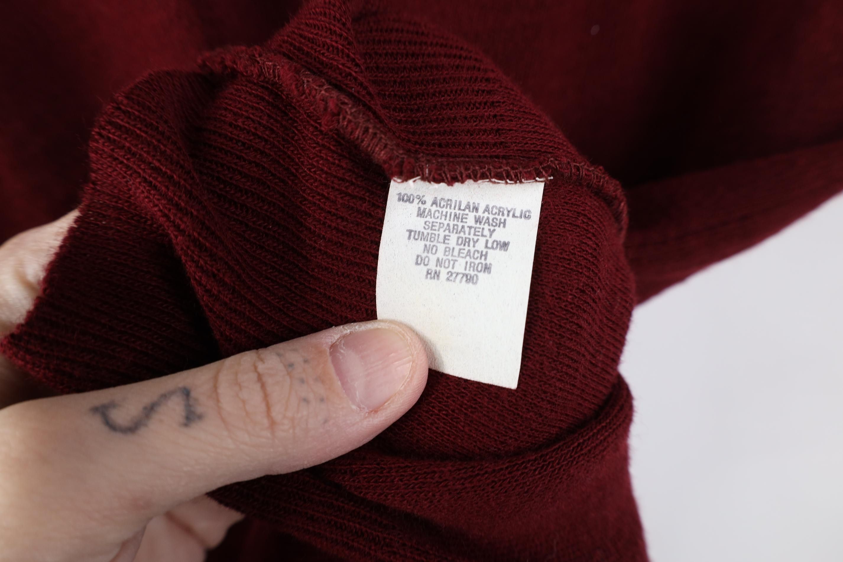 Vintage Vintage 70s Streetwear V-Neck Sweater Vest Burgundy Red Size US M / EU 48-50 / 2 - 6 Thumbnail