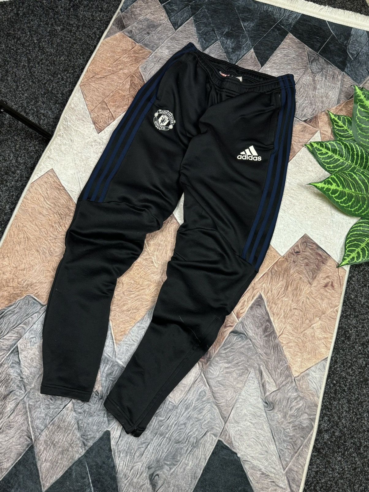 Adidas Manchester United Adidas Trousers Football size S Size US 30 / EU 46 - 13 Thumbnail