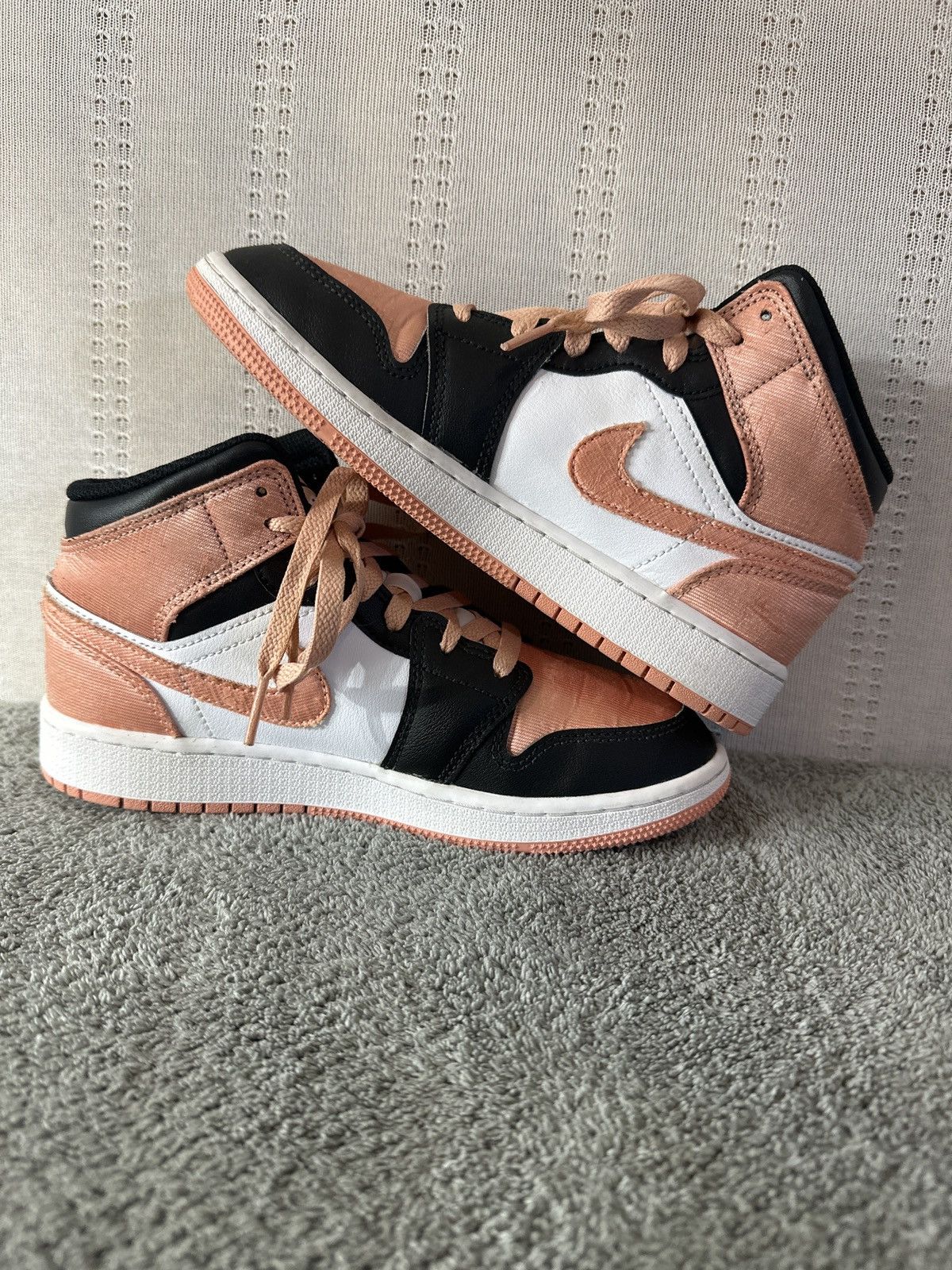 Jordan Brand Air Jordan(GS) 1 Mid 'White Light Madder Root Size US 6 / IT 36 - 6 Thumbnail