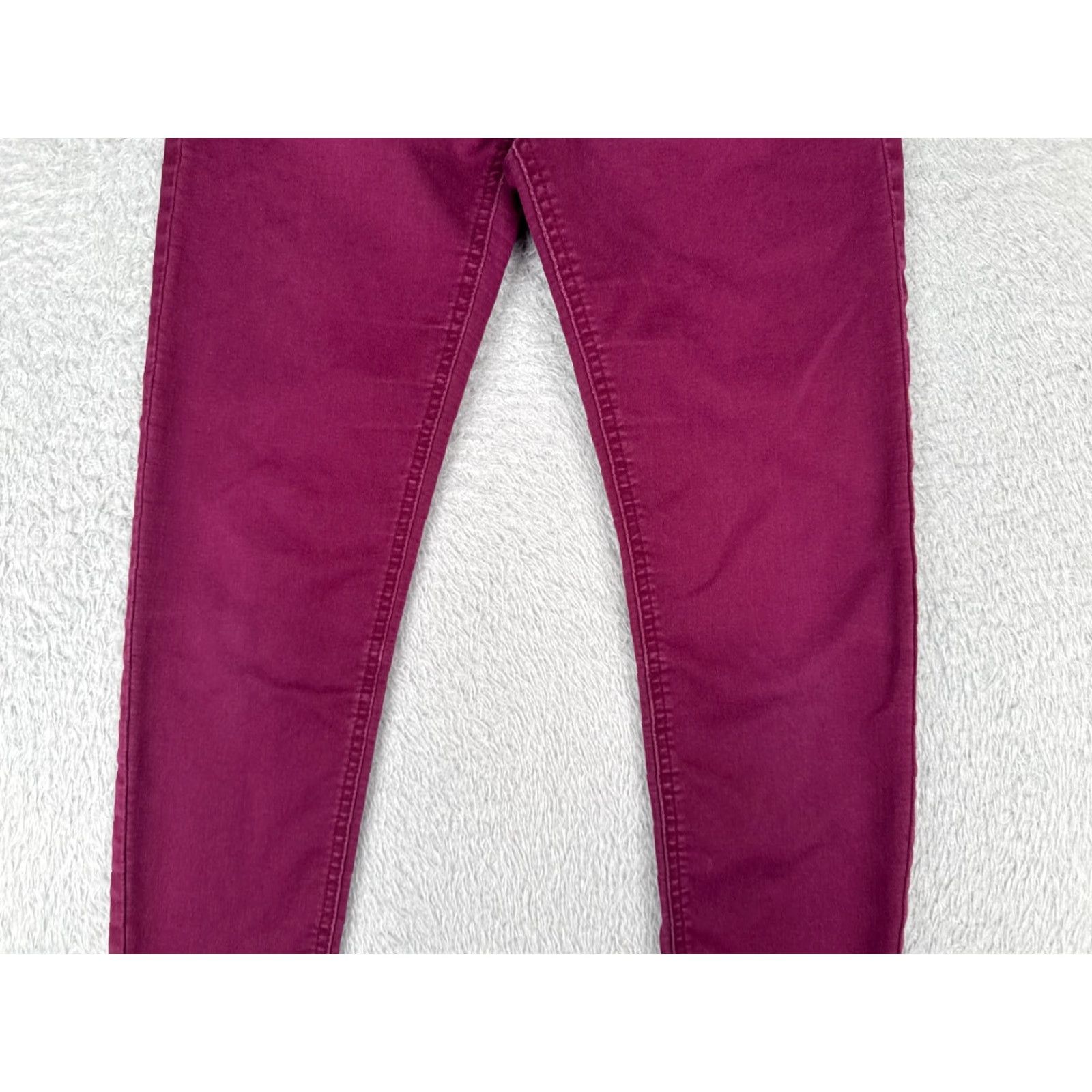 Vintage Tinseltown Jeans Juniors 9 Skinny Mid Rise Magenta Cotton Blend Stretch 28x26 Denim Womens Jeans 5-Pocket Zipper Distressed Velvety Size 30" / US 8 / IT 44 - 3 Thumbnail
