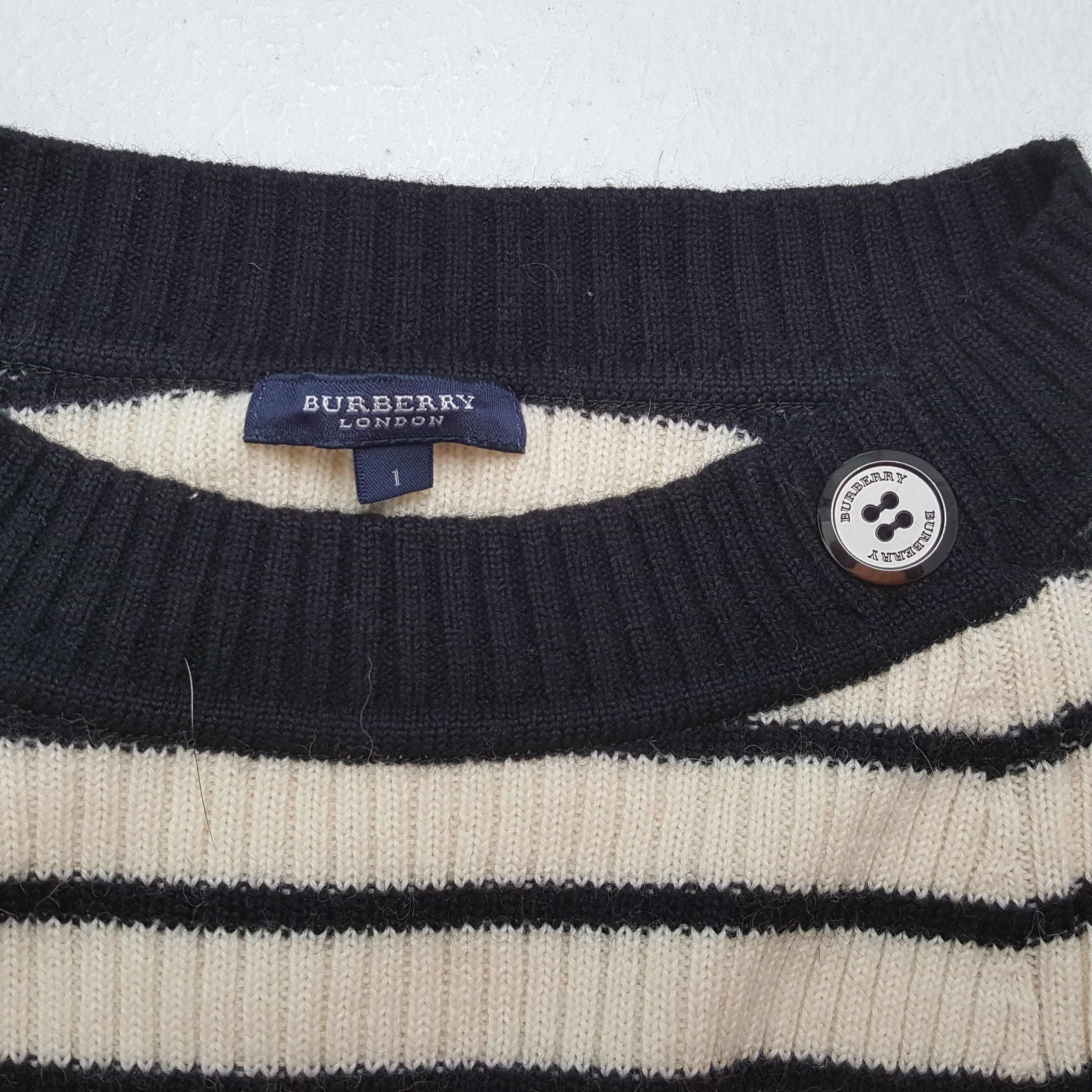 Burberry × Japanese Brand × Vintage Vintage BURBERRY LONDON Stripe Design Women's T-Shirts Size XXS / US 00 / IT 34 - 10 Thumbnail