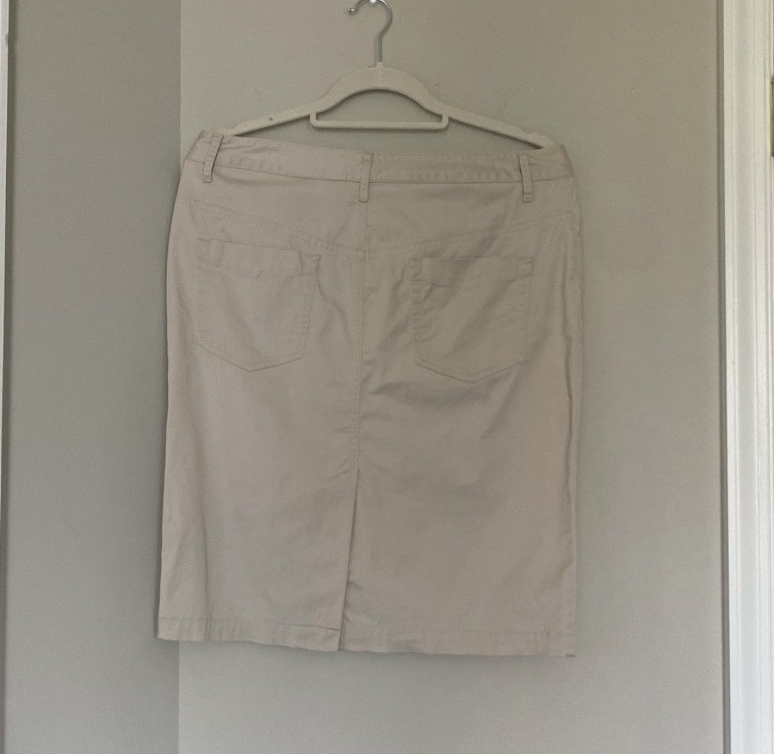 Norma Kamali NORMA KAMALI KHAKI BACK SLIT SKIRT SIZE 10 Size 32" / US 10 / IT 46 - 6 Thumbnail