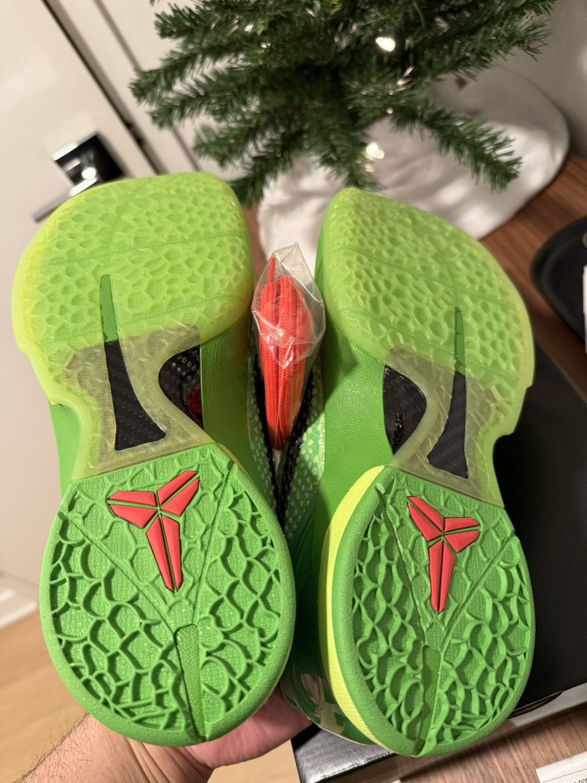 Nike Kobe IV Grinch Size US 10.5 / EU 43-44 - 6 Thumbnail