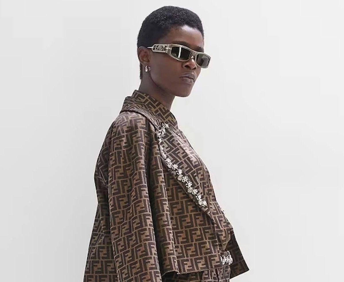 Fendi Fendi SHADOW Women Sunglasses Oval FE40120I 45E BRAND NEW Size ONE SIZE - 9 Thumbnail