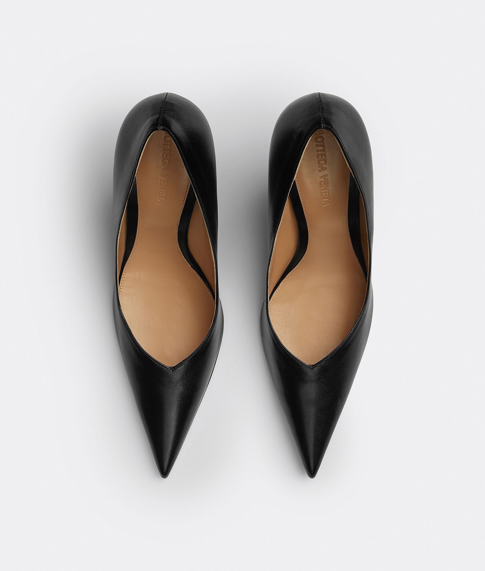 o1n1vont1224 Punta Pumps in Black