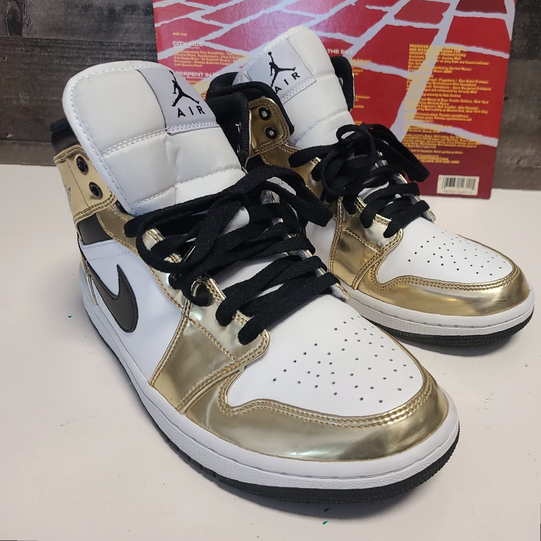 Nike Nike Jordan 1 Mid SE Metallic Gold 2020 Sneaker Unisex Adults Sz 9 US 8 UK Gold Toe Box Crease-Free, 42.5 EU Mens Womens Shoes Size US 10 / EU 43 - 3 Thumbnail