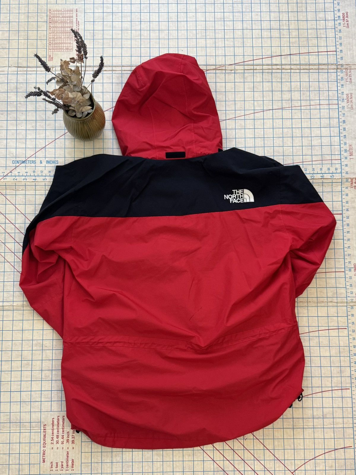 The North Face Vintage The North Face Hydroseal Jacket Black and Red Size L Size US L / EU 52-54 / 3 - 16 Thumbnail